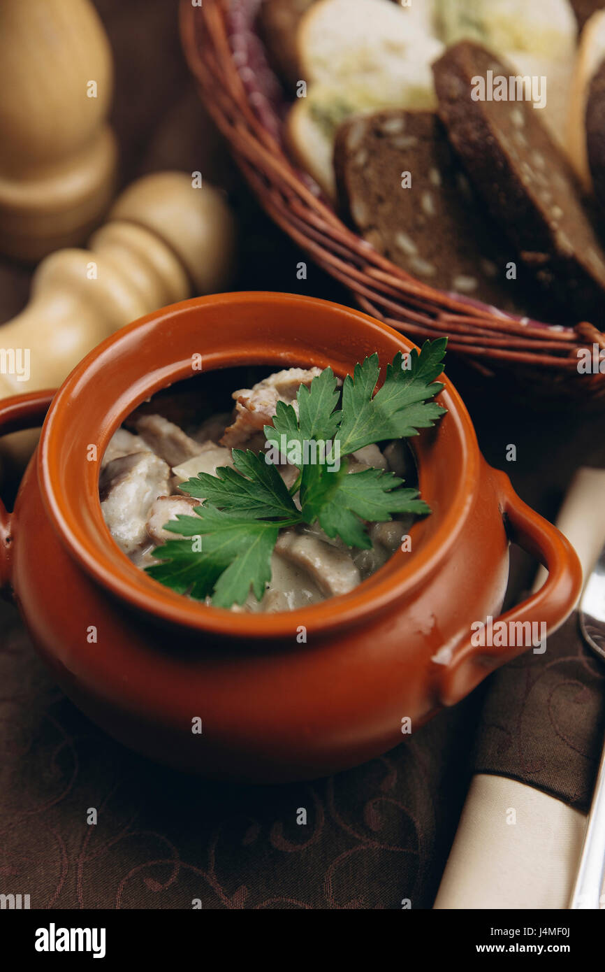 In Tasse Suppe garnieren Stockfoto