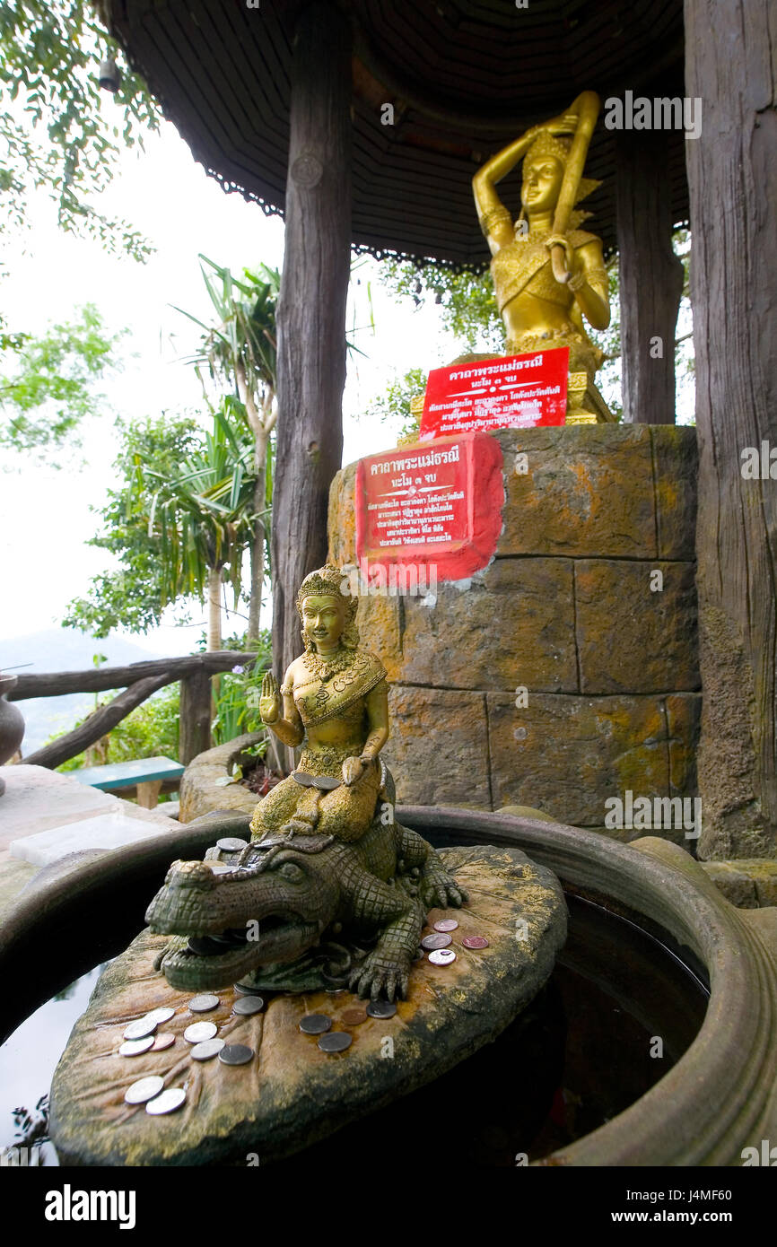 Phuket, Thailand, 1. Februar 2017: Buddha auf das Krokodil. Osten thailändischen buddhistischen Skulptur. Stockfoto