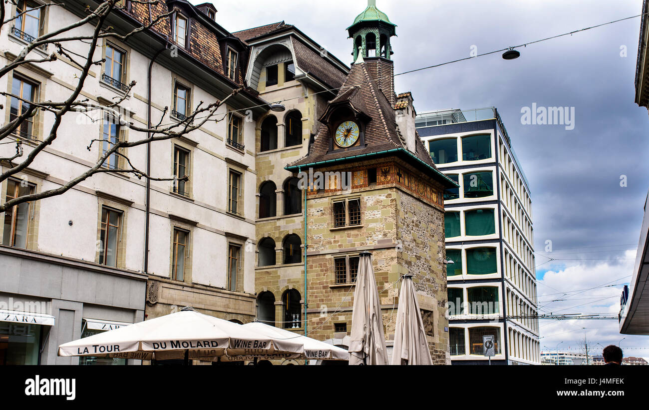 Genf, Schweiz. 13. April 2016. Clock Tower Molard, befindet sich ein Turm befindet sich auf einer von den Bürgersteigen der Rue du Rhône, neben dem Place du Molard, Stockfoto