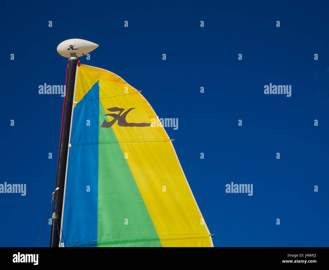 Segelboot gegen blauen Himmel Stockfoto
