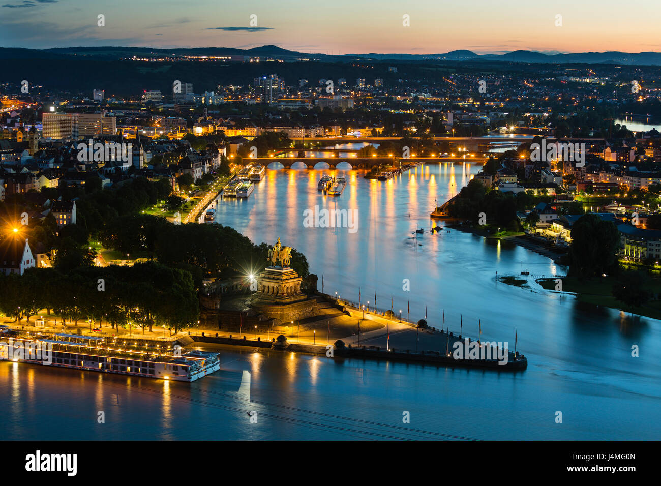 Blick auf Deutsches Eck und die Altstadt von Koblenz, Deutschland mit ...