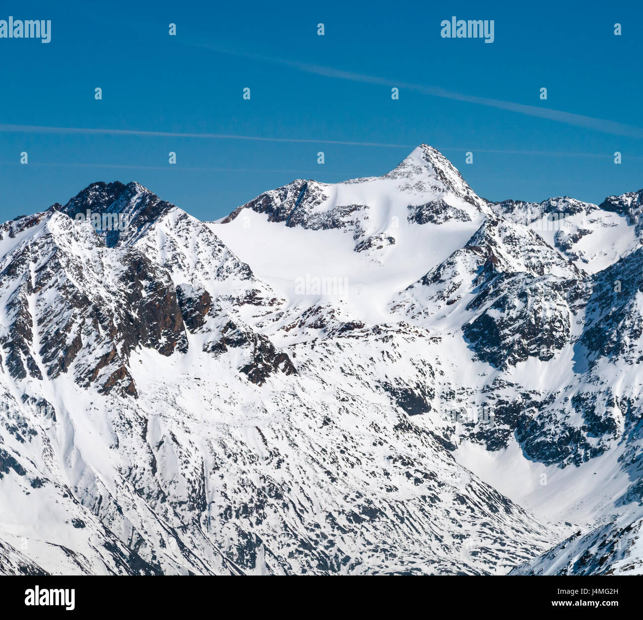 Blick vom Gaislachkogel im Ötztal, Österreich mit tief verschneiten Berglandschaft und blauer Himmel, die Zuckerhuetl. Stockfoto