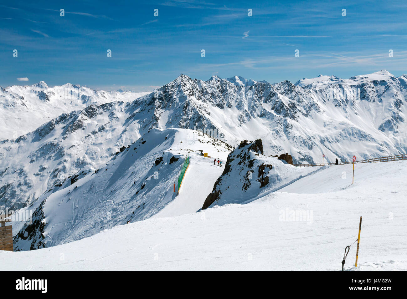 Auf der Spitze der Gaislachkogel im Ötztal, Österreich mit Winter Landschaft und blauer Himmel. Stockfoto