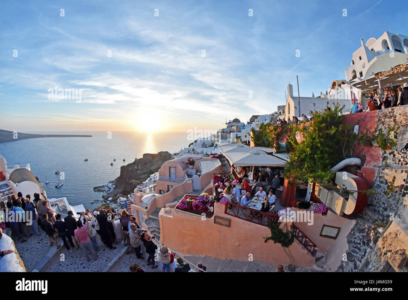 Touristen warten auf den Sonnenuntergang in Oia Santorini, Griechenland. Stockfoto