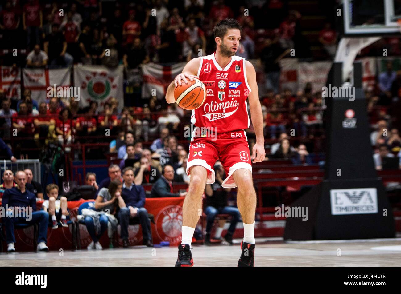 Mantas Kalnietis (#9 EA7 Emporio Armani Milano) sucht einen Pass im Playoff Spiel ein Viertel-Finale der italienischen Basketball-Liga LegaBasket A zwischen EA7 Emporio Armani Mailand Vs Betaland Capo d ' Orlando im Mediolanum Forum. (Foto: Roberto Finizio/Pacific Press) Stockfoto