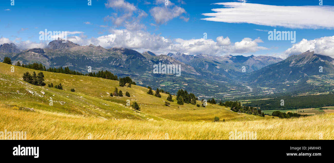 Panoramablick auf die Champsaur und Drac River Valley im Sommer vom Gleize Pass. Hautes-Alpes, südlichen französischen Alpen, Paca Region, Frankreich Stockfoto