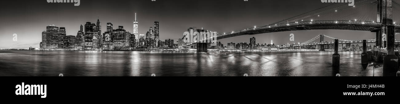 Panorama schwarz-weiß Sicht auf Lower Manhattan Financial District in der Dämmerung mit der Brooklyn Bridge und East River. New York City Stockfoto