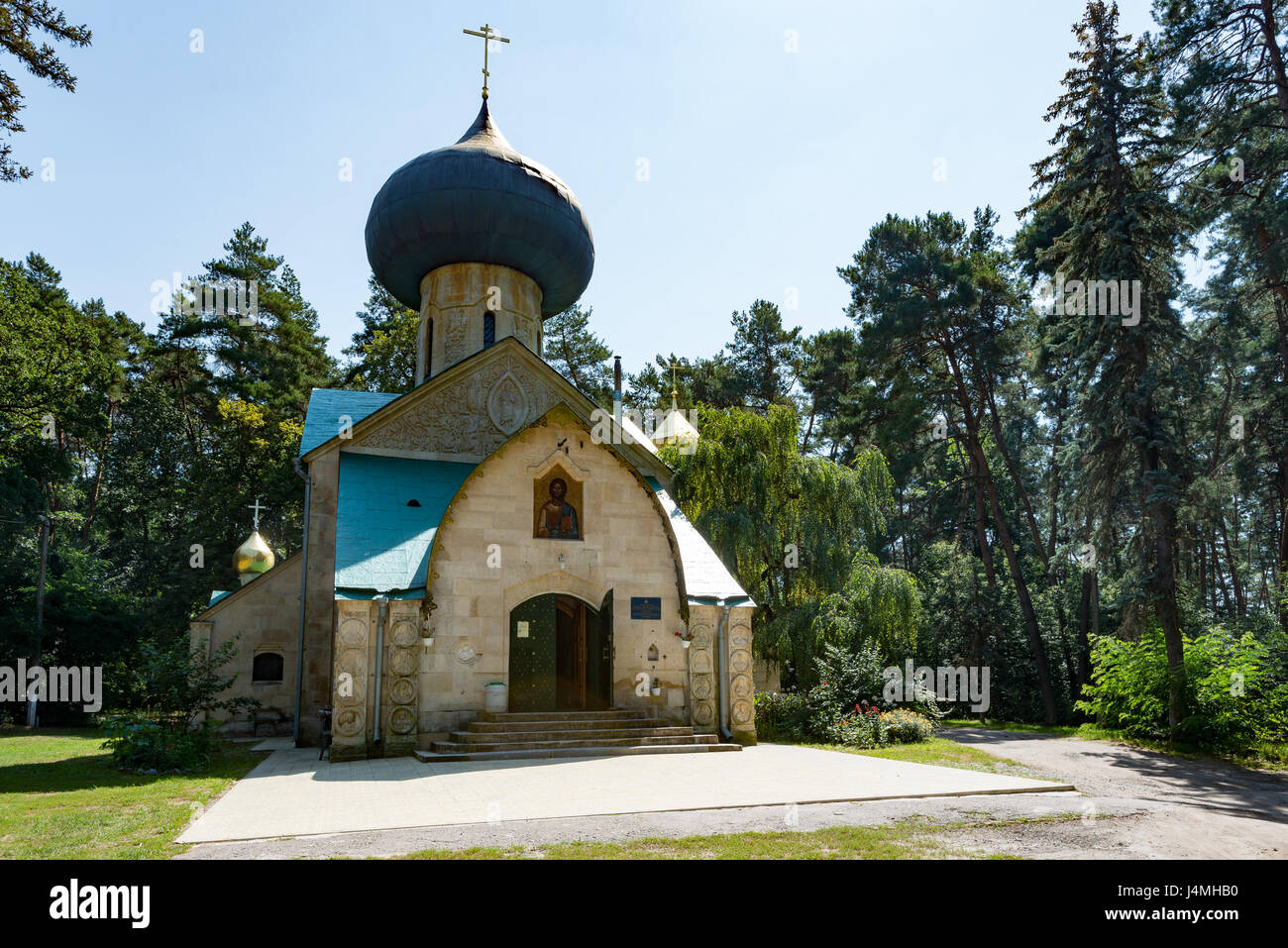 Eine kleine Kirche in einem ukrainischen Wald Stockfoto