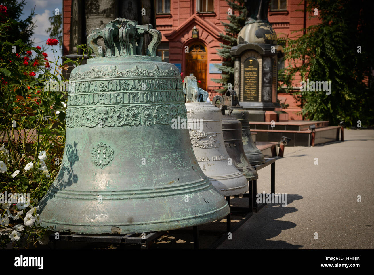 Alte Glocken außerhalb einer orthodoxen Kirche in Charkiw, Ukraine Stockfoto
