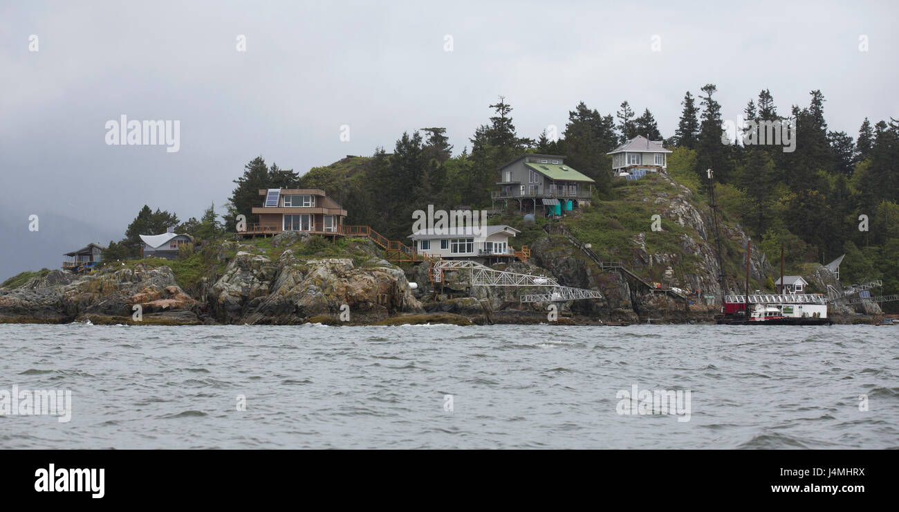 Am Wasser wohnen mit Blick auf den Howe Sound in West Vancouver, Kanada. Das Gebiet hat einige der teuersten Immobilien der Vancouvers. Stockfoto
