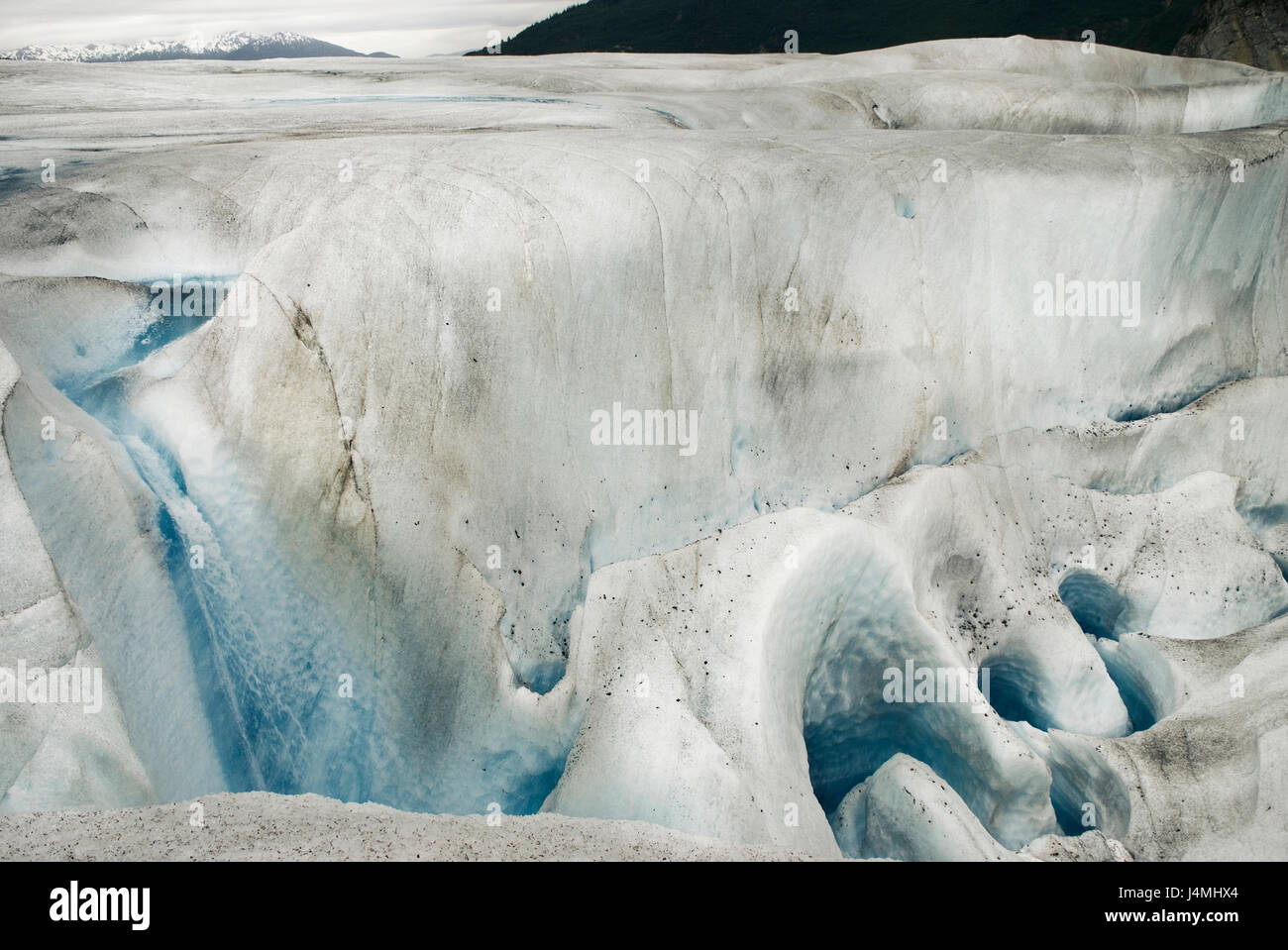 Surreale Landschaft und Moulin am Mendenhall-Gletscher, Juneau, Alaska Stockfoto