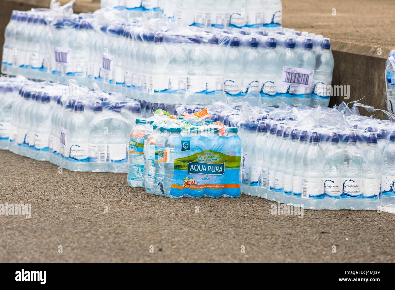 Stapel von Mineralwasser am Ziel des 10-Kilometer-Lauf. Stockfoto