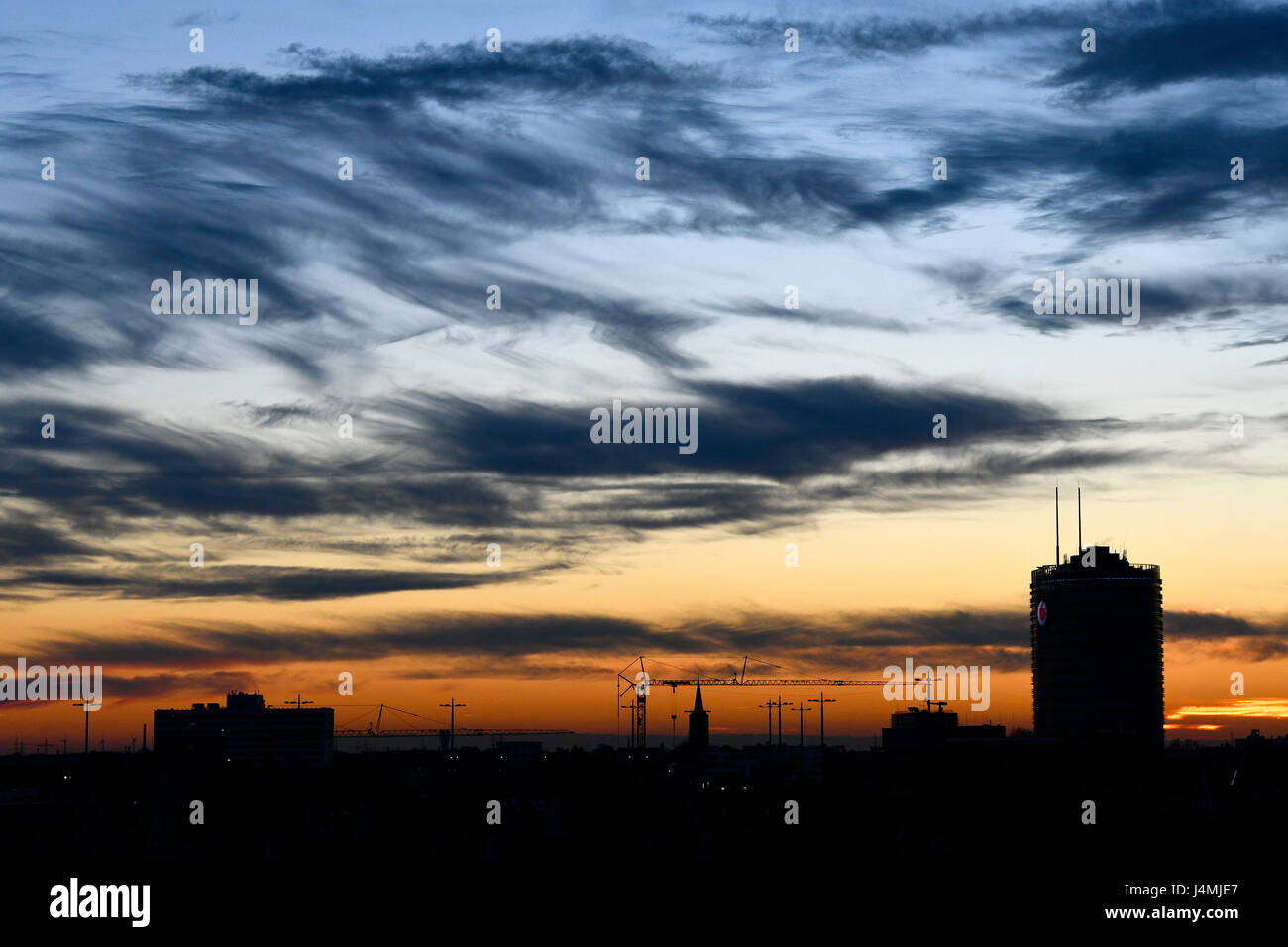 Herbstuntergang und dramatische Wolken über dem Büroturm des Vodafone Campus in Düsseldorf 15,10.2016, Stockfoto