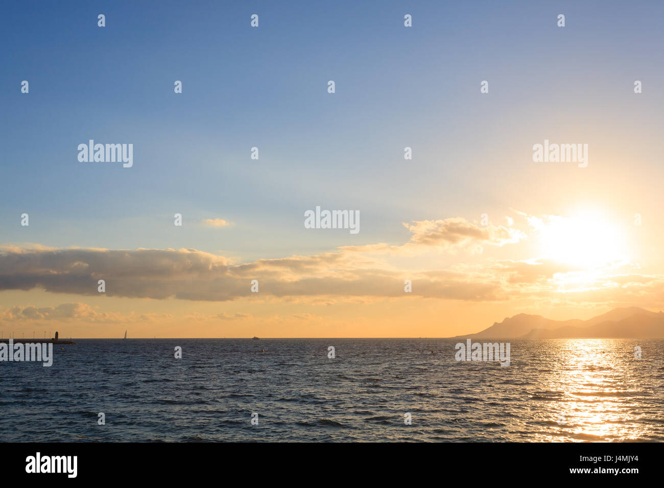 Sonnenuntergang vom Hafen von Cannes, Frankreich. Schöne französische Panorama. Sonne über Esterel-Gebirge Stockfoto