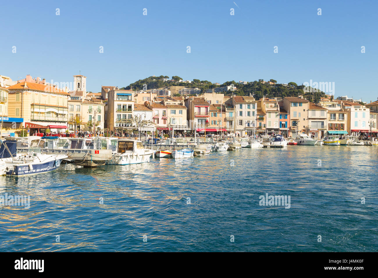 Bunte traditionelle Häuser an der Promenade in der Stadt Hafen von Cassis, Provence, Frankreich Stockfoto