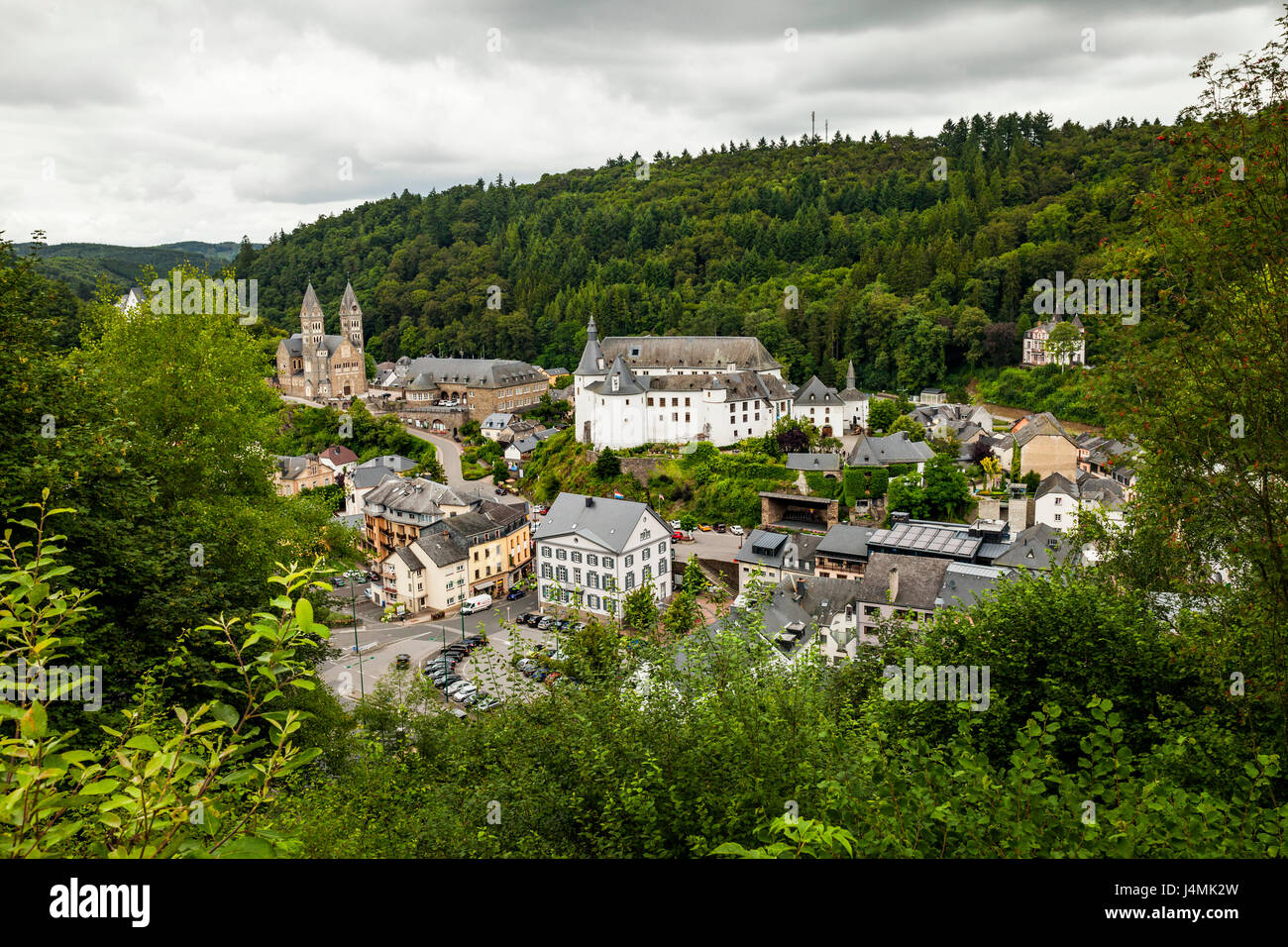 Clervaux, Luxemburg - Stadt Clerf mit dem Schloss und der Ortskirche von oben fotografiert. Clervaux ist der ständige Wohnsitz der f Stockfoto