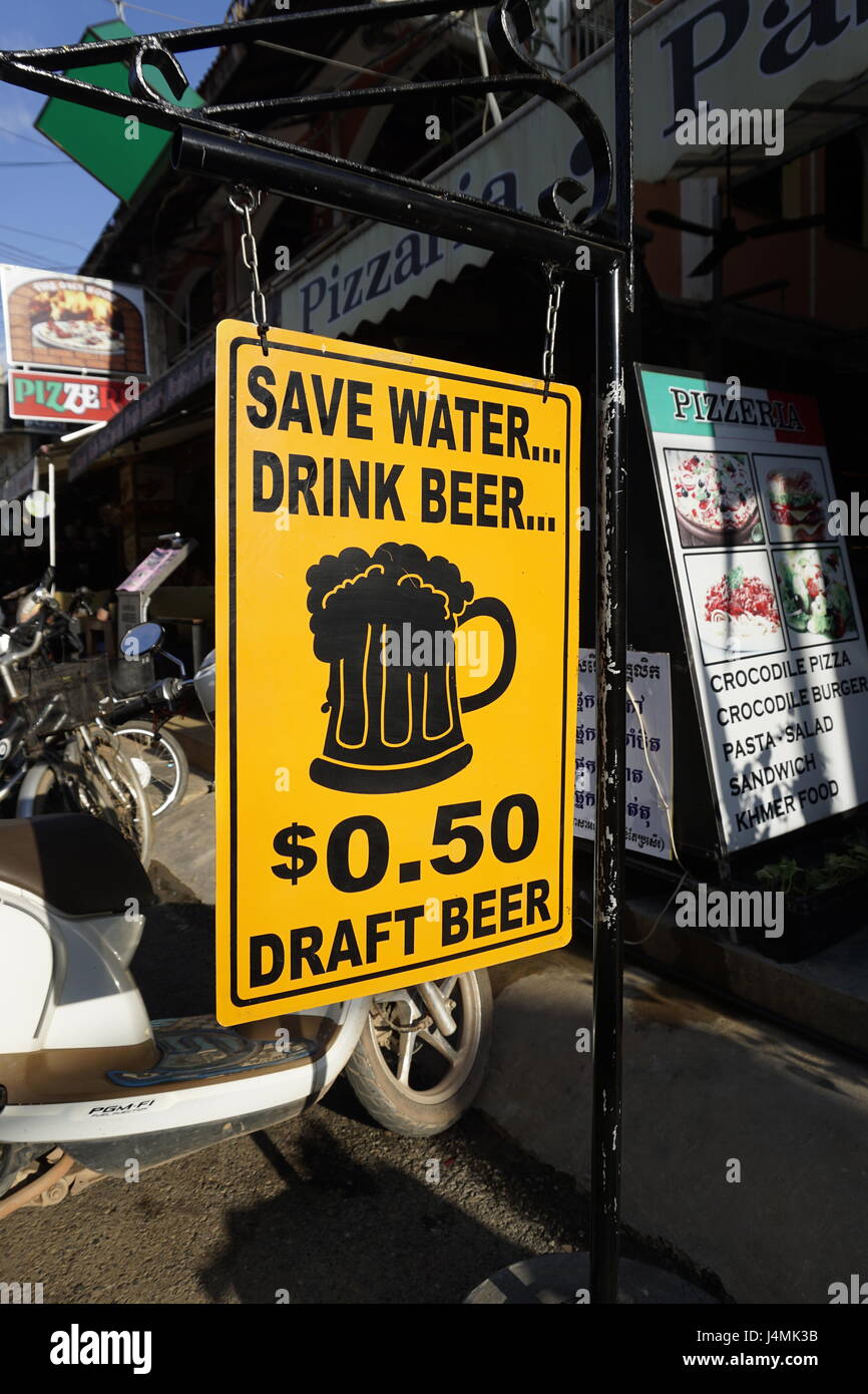 billig Bier im Pub Street, Siam Reap, Kambodscha Stockfoto
