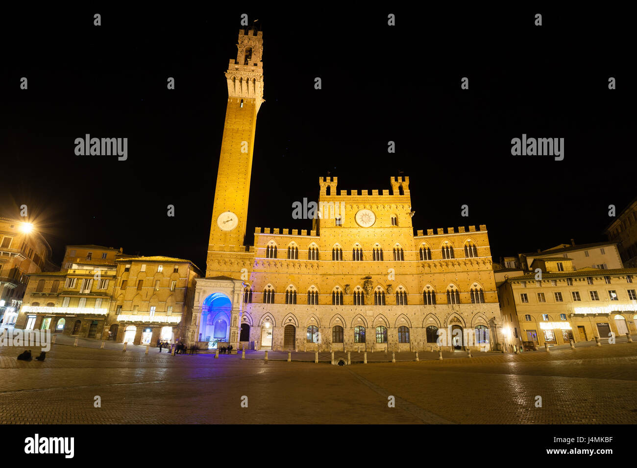 Nachtansicht des Campo Platz (Piazza del Campo), Siena, Palazzo Pubblico und Mangia-Turm (Torre del Mangia) in Siena, Toskana, Italien. Stockfoto