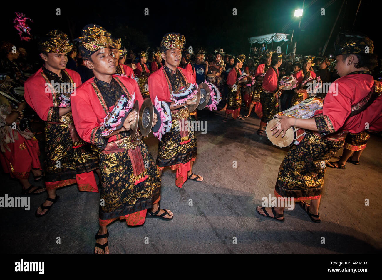 Bunte Kostüme getragen von balinesischen Männer spielen Instrumente bei der Ngrupuk-Parade am Vorabend der balinesische Neujahr ein Ereignis voller musikalischer tal Stockfoto
