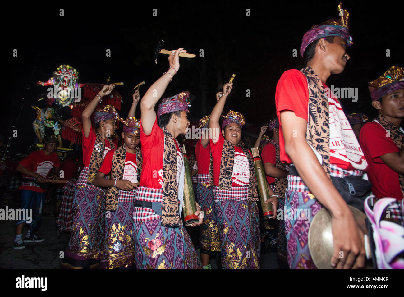 Straßenfest, genannt der Ngrupuk-Parade am Vorabend der balinesische Neujahr mit vielen Menschen in einer Vielzahl von Kostümen, Musik Parade gekleidet Stockfoto