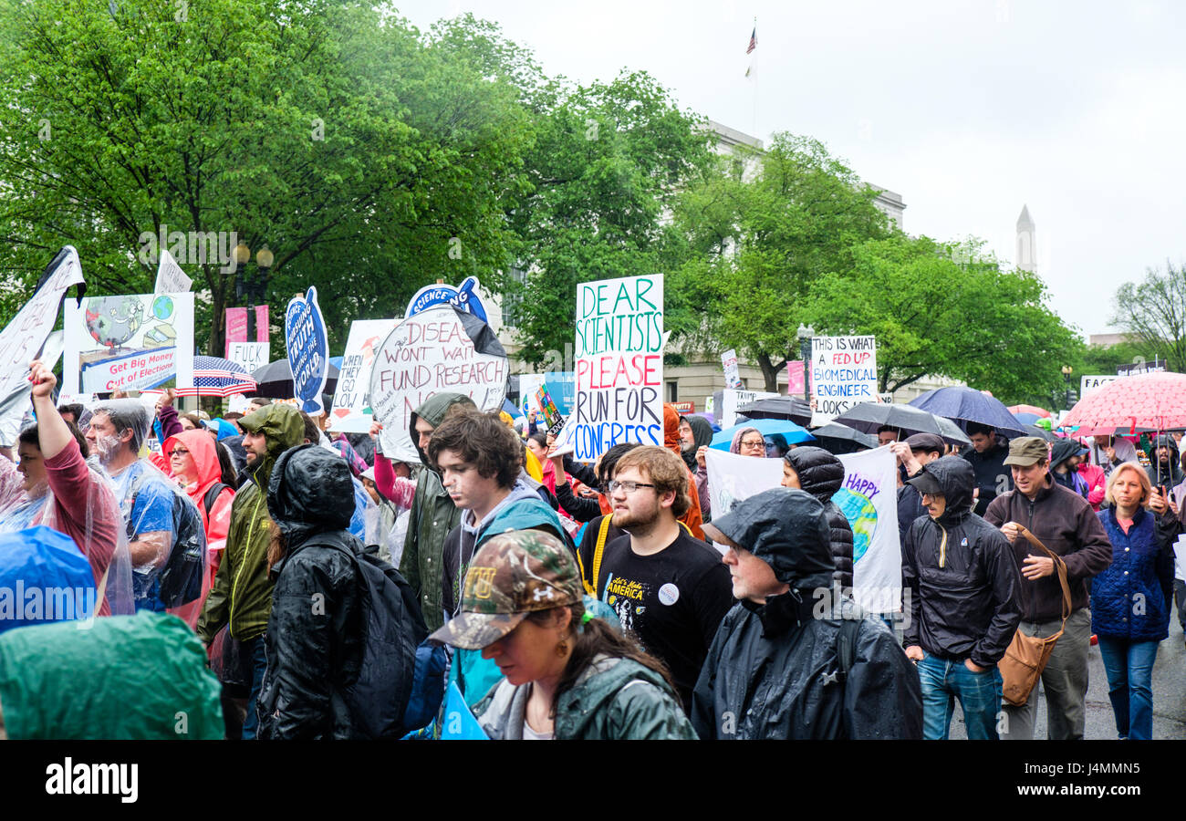 Wissenschaft-Rallye am Earth Day, Washington DC, USA, 22. April 2017 marschieren. Aktivisten und Demonstranten marschieren entlang der Constitution Avenue zur Vereinigten St Stockfoto