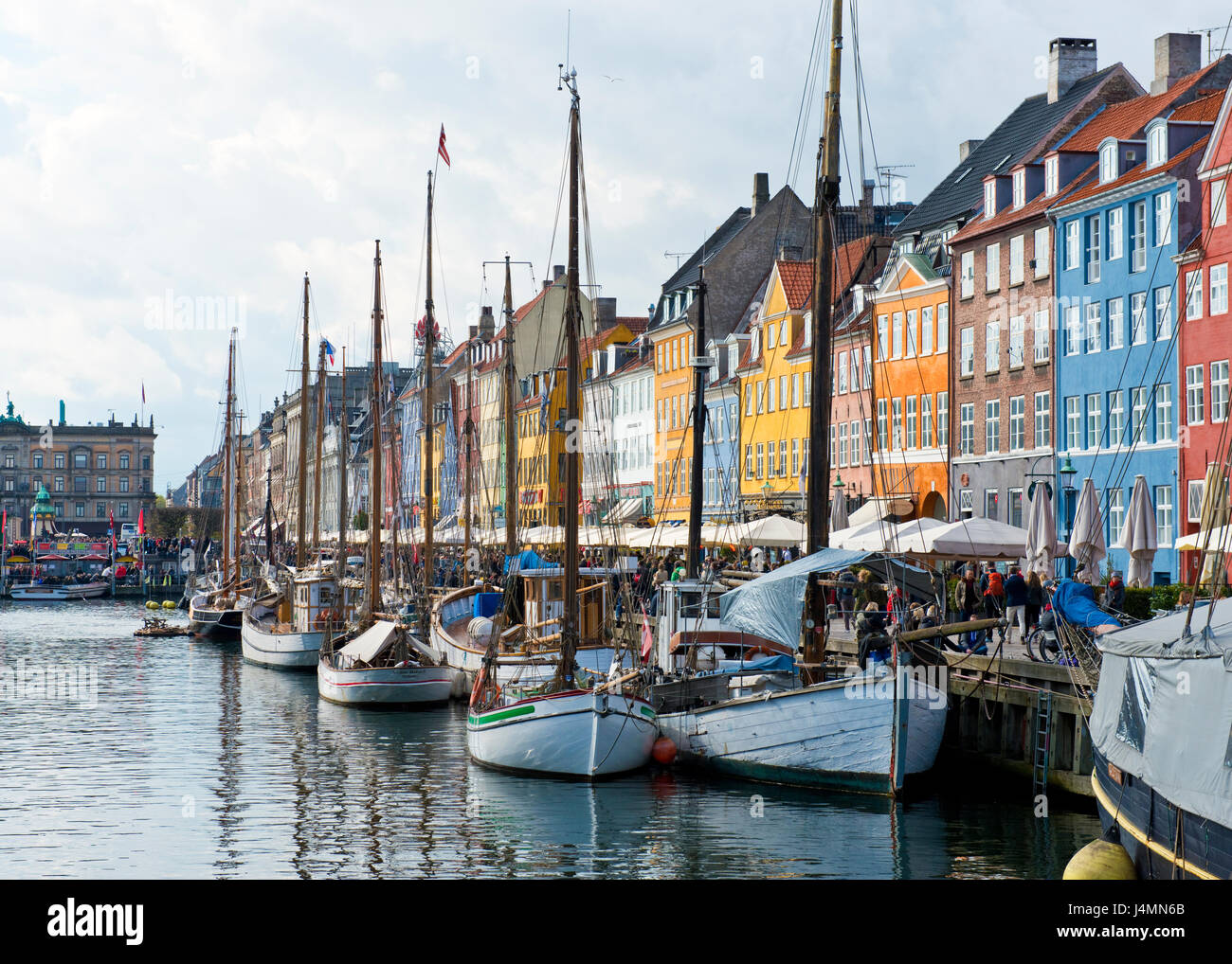 Busy Kai von Nyhavn in Kopenhagen, Dänemark. Touristen und Einheimische die farbenfrohe Architektur, Bars, Restaurants und Boote. Stockfoto