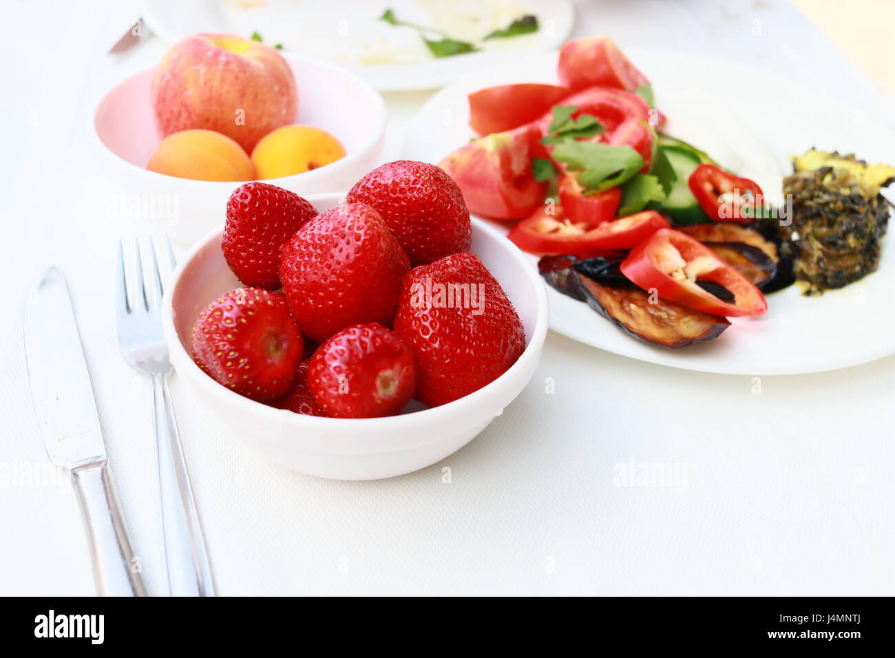 Frühstück - frische Erdbeeren auf Tisch Stockfoto