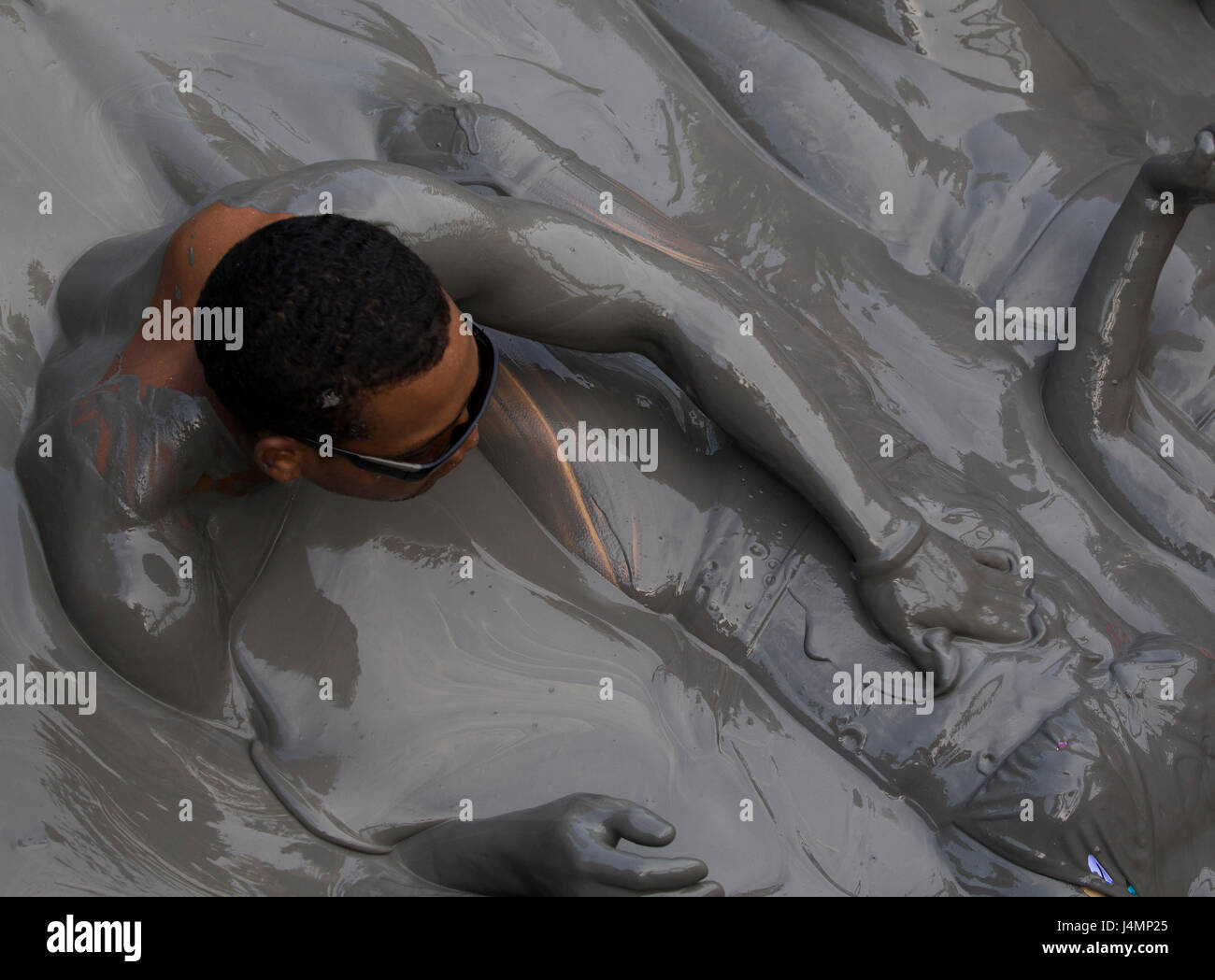 Menschen Baden in El Volcan del Totumo. Der Vulkan ist ein paar hundert Meter und viele Touristen kommen hierher, um in den Schlamm zu Baden. Stockfoto