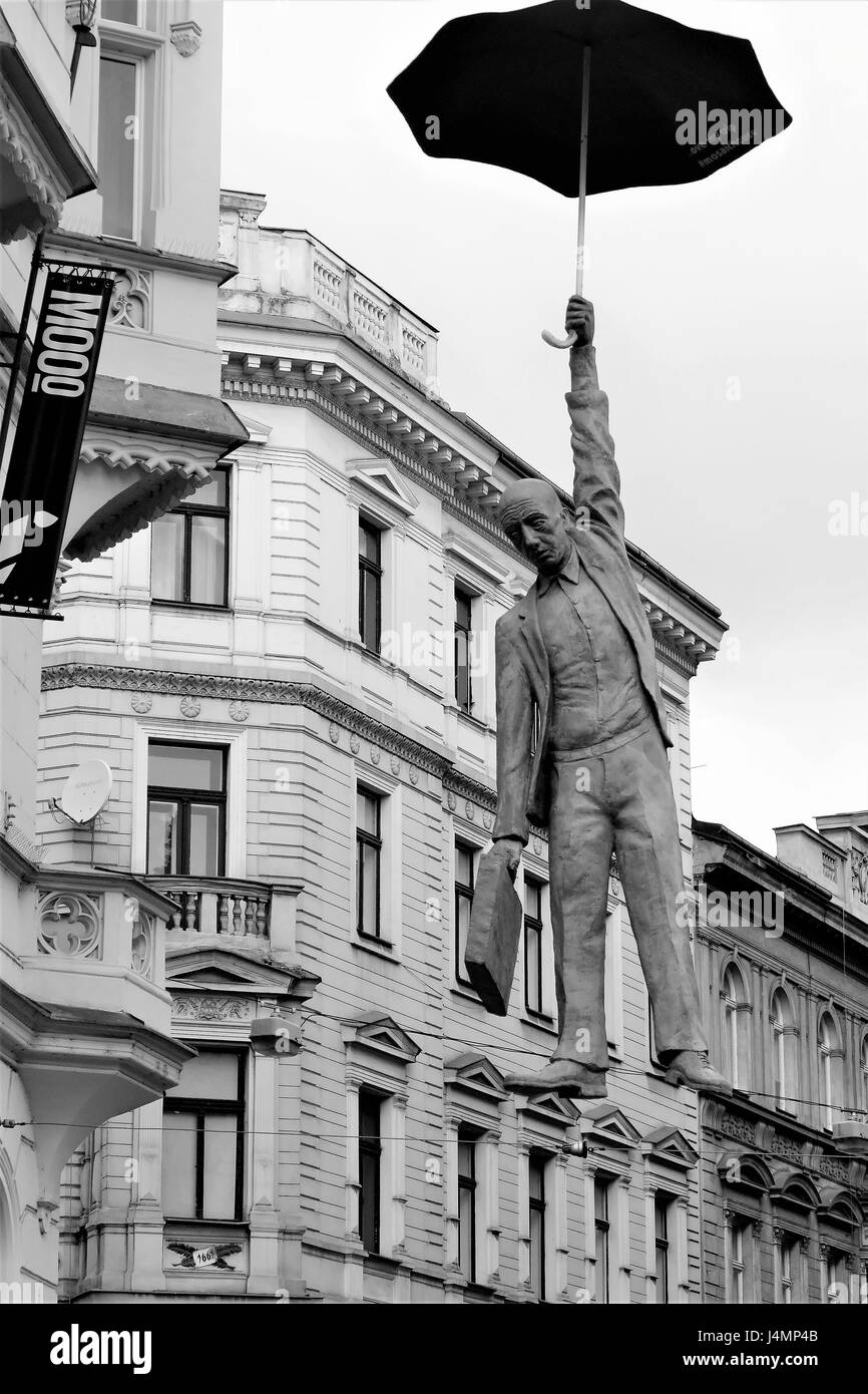 Statue eines Mannes mit dem Aktenkoffer hängend eine Umberella oberhalb einer Straße, Prag 2017 Stockfoto