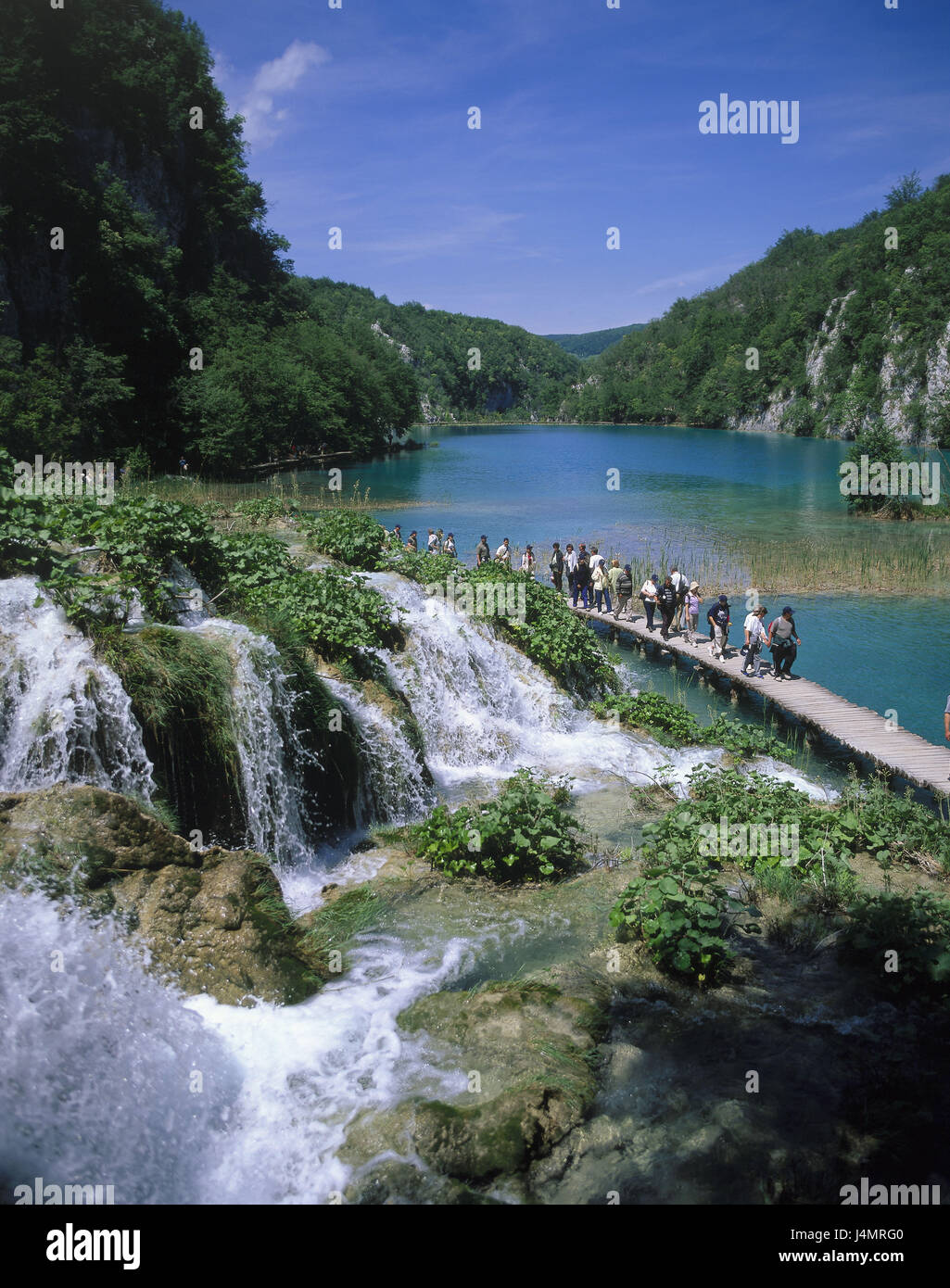 Kroatien, Kvarner Region, Plitwitzer Seen, Wasserfall, Brücke, Reisegruppe, kein Model-Release! Europa, Mitteldalmatien, Dalmatien, Plitvicka Jezera, Nationalpark, bundesweit Park, Ort von Interesse, UNESCO-Welterbe, See, Wasser, Tourist, Reisen, Gruppe, Wandern Stockfoto