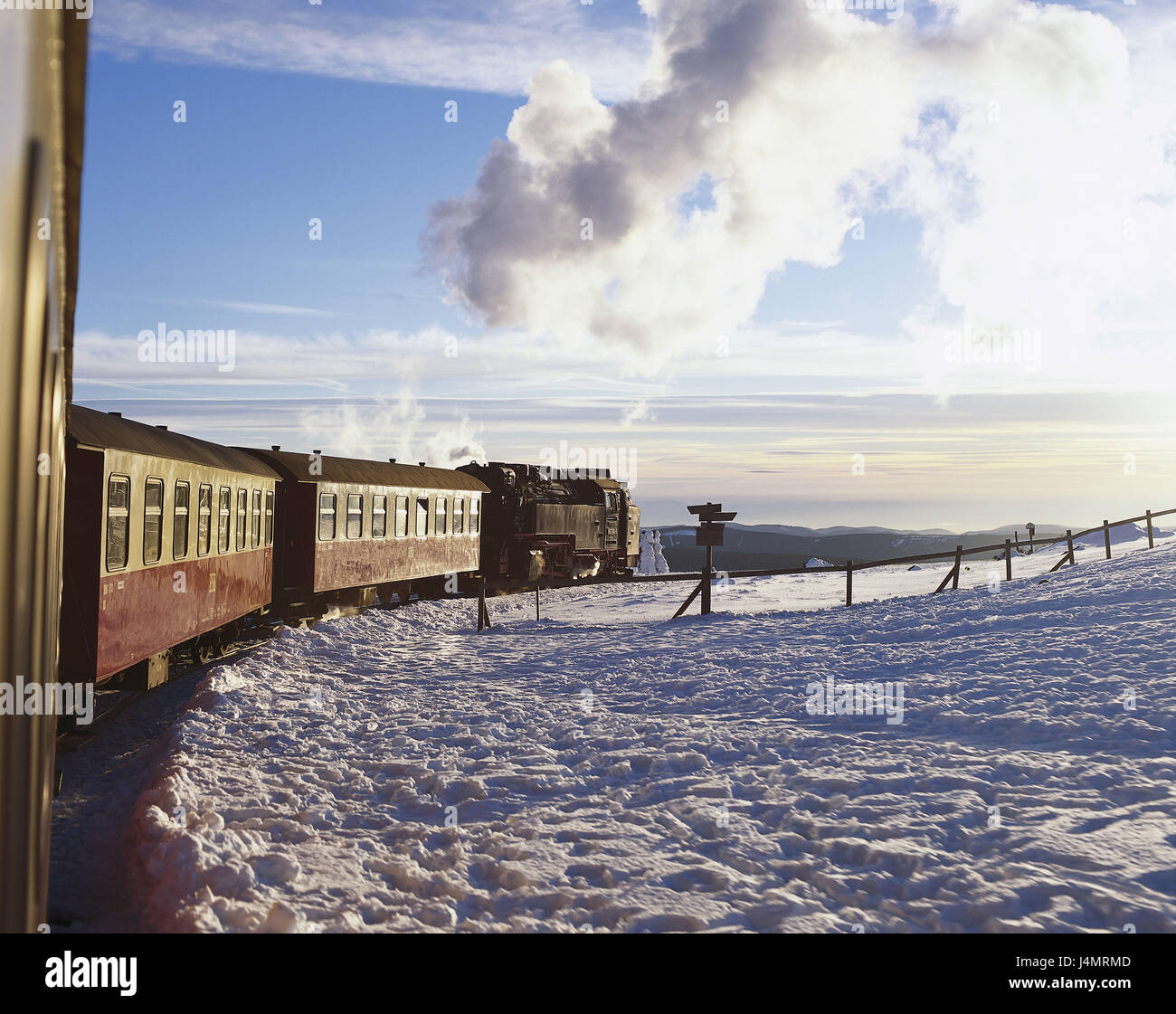 Deutschland, Sachsen-Anhalt, Harz, Klumpen, Kleinzeit Flugbahn Europa, Ostdeutschland, Deutsch niedrige Gebirge, Berg, Gipfel, 1142 m, Zug, Zug anhalten, Personentransport, Mittel von Transport, Harzer Schmalspurbahn Flugbahn, Winter, Schnee, Winterlandschaft Stockfoto