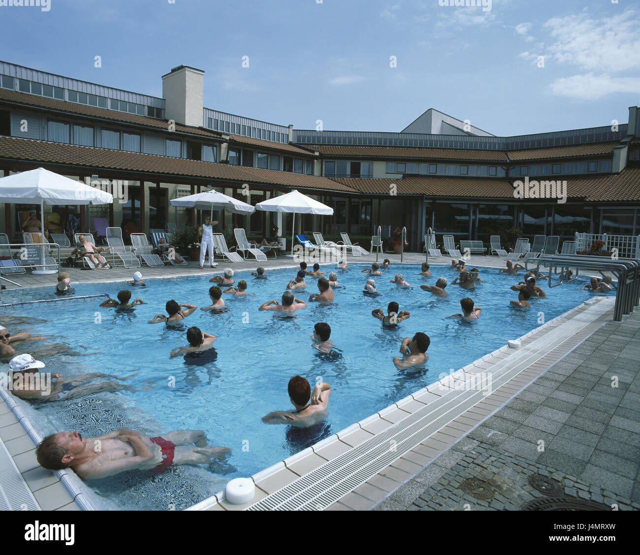 Deutschland, Neustadt an der Donau, Bad Gögging, Limes-Therme, Freibad, Badende, Wassergymnastik, kein Model-Release! Europa, Bayern, Bezirk Zuhause Kel, Teil der Stadt, Sanierungsmaßnahmen Ort, Kurort, Platz für Gebäude, Health Resort Website, Health Resort Setup, Wohlfühl, Thermalbad, Therme, Schwimmbad, Schwimmbad, Gesundheit, Bewegung, Heilung, Gesundheit Resort Anwendung Stockfoto