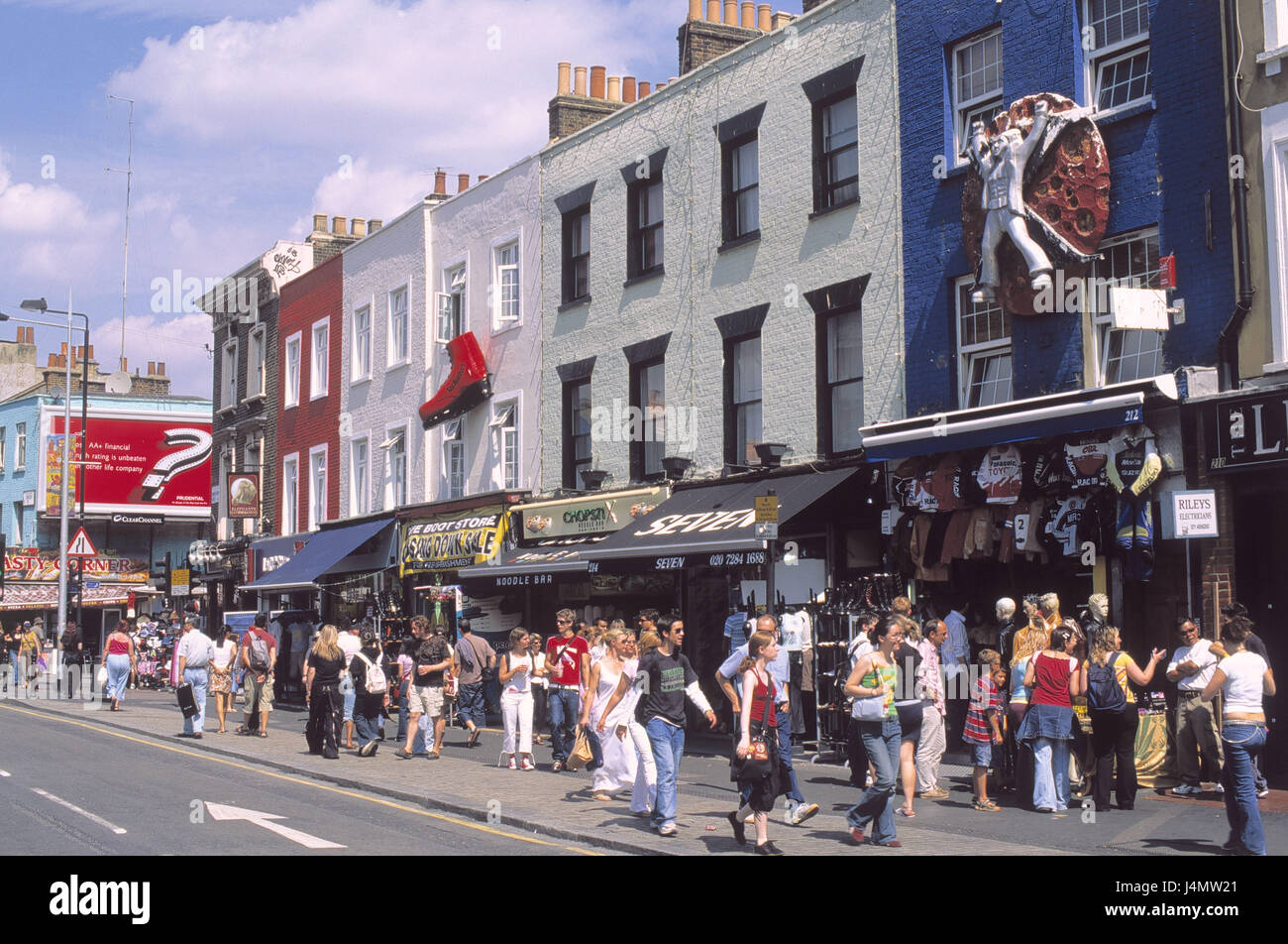 Großbritannien, London, Camden, Camden High Street, Geschäfte, Passanten Europa, England, Stadt, Stadt, Hauptstadt, Camden Town, Gebäude, Häuser, Fassade, Fassaden, hell, Straße, Bürgersteig, Gehweg, Bürgersteig, Passanten, Fußgänger, Tourist, Shop, Einkaufen, Shop Stockfoto