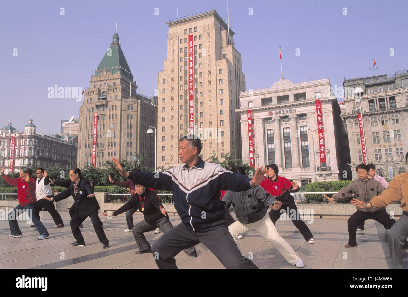 China, Shanghai, Pudong, "bündeln", chinesische, Tai-Chi, morgen leichte Asien, Ost-Asien, Stadt, Stadt, Tai Chi, Freizeit, Hobby, Tai Ji, Tai-Chi, Meditation, Bewegung-Praxis, in Chinesisch, Entspannungspolitik, Praxis, Koordinierung, Harmonisierung, Bewegung-Meditation, Meditation-Technologie, zu kämpfen, Kunst, meditative, Schatten Lautsprecher, Aktivität, Gesundheit, Fitness Stockfoto
