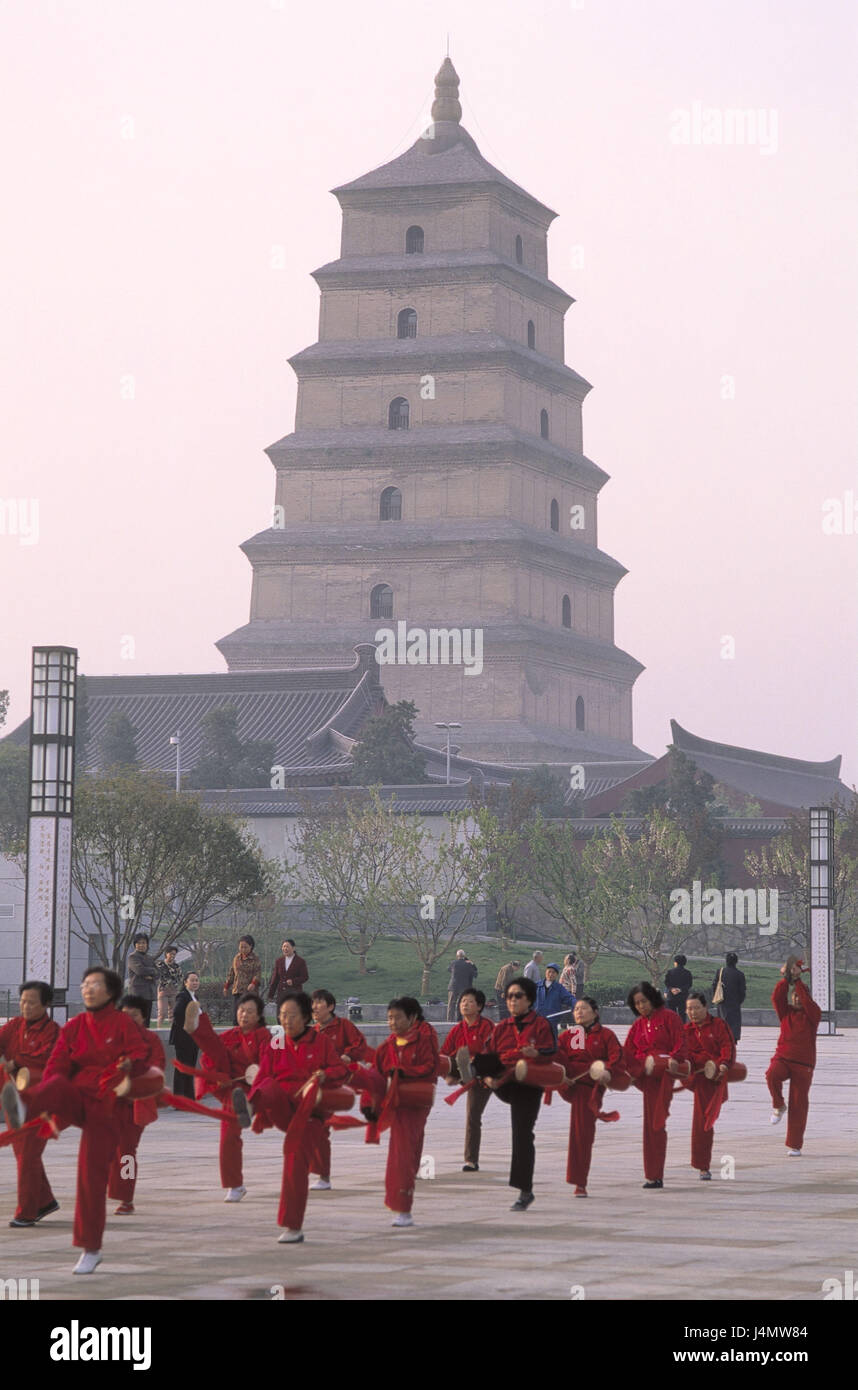 China, Provinz Shaanxi, Xian, große Wildgans-Pagode, Vorplatz, Menschen, Tai Chi Asien, Ost-Asien, Stadt, Turm, Struktur, Gebäude, die Wildgans-Pagode, Buddhist, 7 Stockwerke, 64 m hoch, Buddhismus, Religion, glauben, Kunst, Kultur, Ort von Interesse, Schatten Boxer, Freizeit Zeit, Hobby, Tai Ji, Tai-Chi, Meditation, Bewegung-Praxis, Entspannungspolitik, Praxis, Koordinierung, Harmonisierung, Bewegung-Meditation, Meditation Technologie, Kampf Kunst, meditativ, Schatten Lautsprecher Stockfoto
