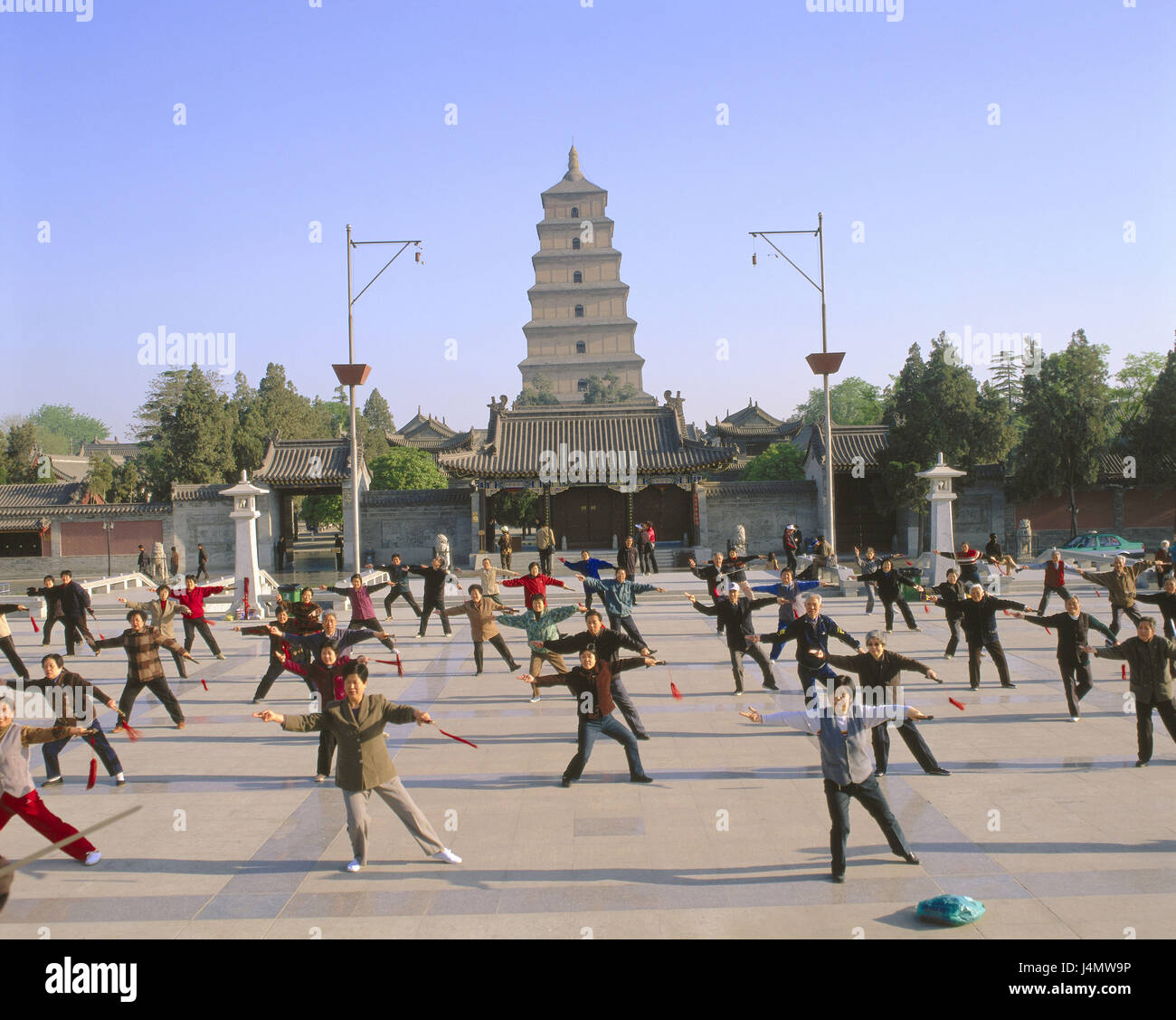 China, Provinz Shaanxi, Xian, große Wildgans-Pagode, Vorplatz, Menschen, Tai Chi Asien, Ost-Asien, Stadt, Turm, Struktur, Gebäude, die Wildgans-Pagode, Buddhist, 7 Stockwerke, 64 m hoch, Buddhismus, Religion, glauben, Kunst, Kultur, Ort von Interesse, Schatten Boxer, Freizeit Zeit, Hobby, Tai Ji, Tai-Chi, Meditation, Bewegung-Praxis, Entspannungspolitik, Praxis, Koordinierung, Harmonisierung, Bewegung-Meditation, Meditation Technologie, Kampf Kunst, meditativ, Schatten Lautsprecher Stockfoto