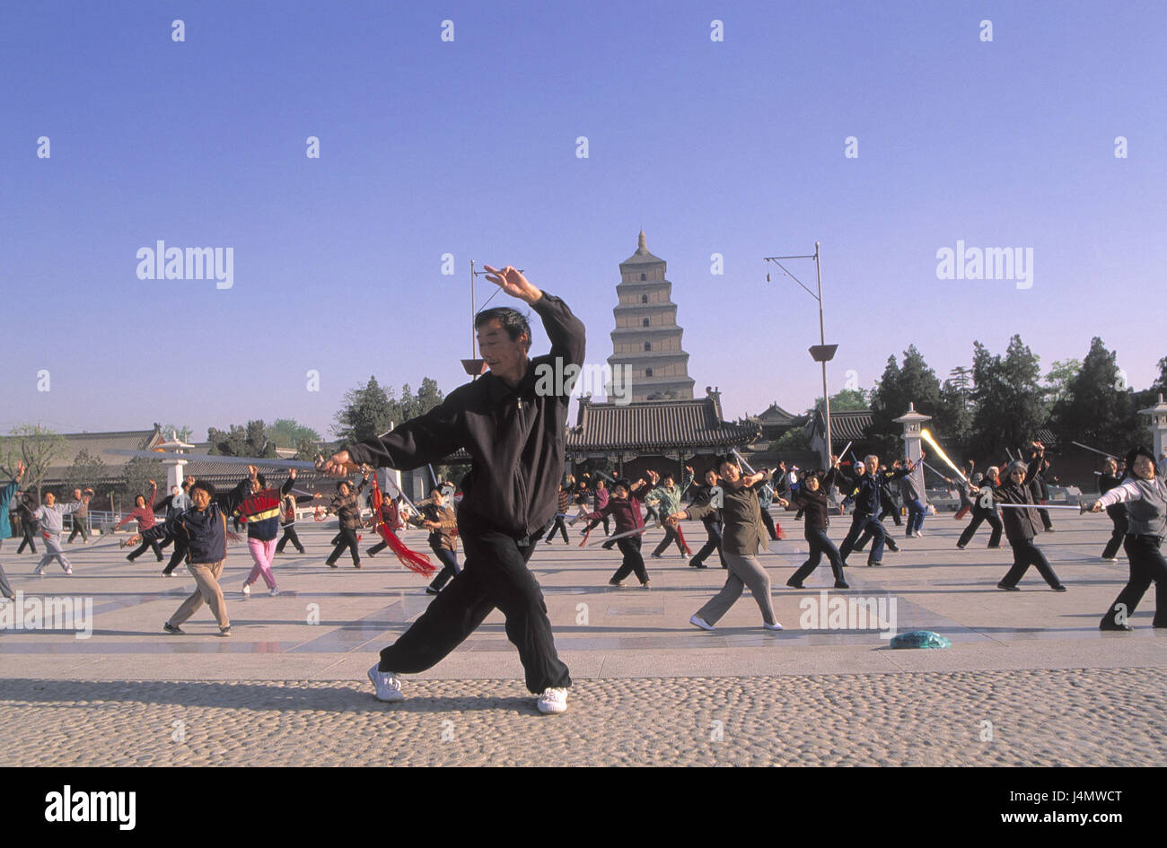 China, Provinz Shaanxi, Xian, große Wildgans-Pagode, Vorplatz, Menschen, Tai Chi Asien, Ost-Asien, Stadt, Turm, Struktur, Gebäude, die Wildgans-Pagode, Buddhist, 7 Stockwerke, 64 m hoch, Buddhismus, Religion, glauben, Kunst, Kultur, Ort von Interesse, Schatten Boxer, Freizeit Zeit, Hobby, Tai Ji, Tai-Chi, Meditation, Bewegung-Praxis, Entspannungspolitik, Praxis, Koordinierung, Harmonisierung, Bewegung-Meditation, Meditation Technologie, Kampf Kunst, meditativ, Schatten Lautsprecher Stockfoto