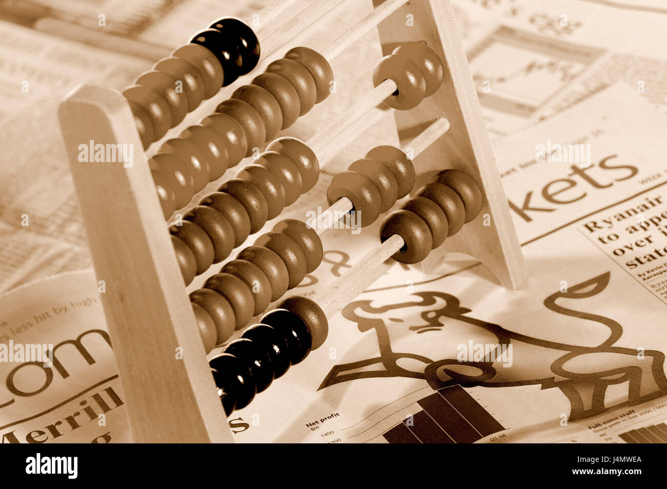 Abaci, Wirtschaftszeitung, s/w Tintenfisch Zeitung, Financial Times, Preise, Börse, Marktpreise zu teilen, berechnen, Berechnung, Einkommenssteuer, Business, Wirtschaft, Dividende, wirtschaftliches Wachstum, Risiko, Spekulation, spekulieren, Finanzmarkt, Erfolg, Misserfolg, Börse Berichte, Börse, Börse, Rechenschieber, Berechnung, arithmetische Hilfe, Zubehör, Addition, Subtraktion, plus, unten, Gewinn, Verlust, Icon, Konzeption, Stillleben, Objektfotografie zu berechnen Stockfoto