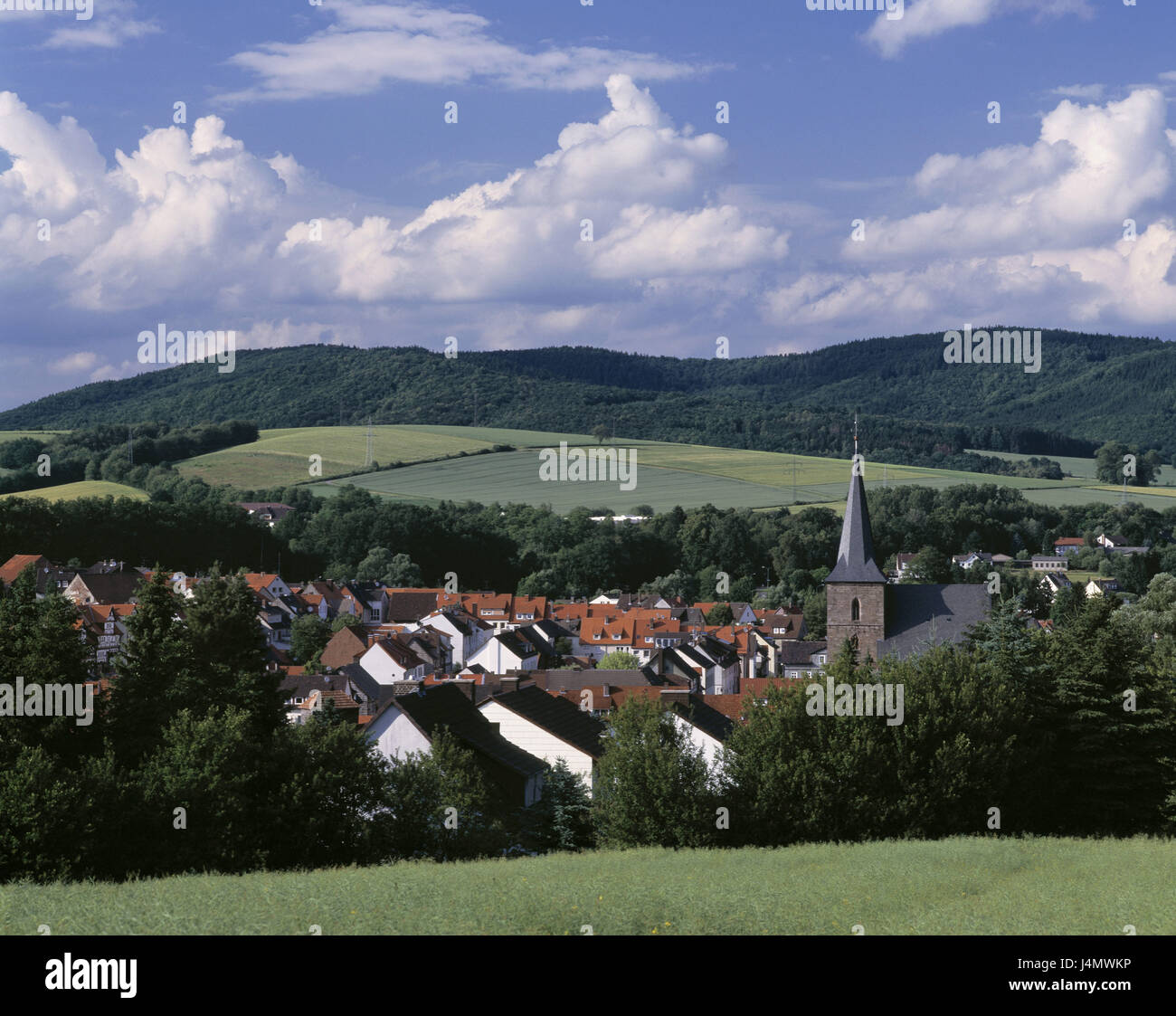 Deutschland, Hessen, Waldkappel, lokale Ansicht, Pfarrkirche, Kirchturm, Hügellandschaft Europa, Hessisches Bergland, Werra-Meißner-Kreis, Ort, Blick auf die Stadt, St.-Georgs-Kirche, Landschaft, hügelig, Hügel, Wälder, Felder, Sommer Stockfoto