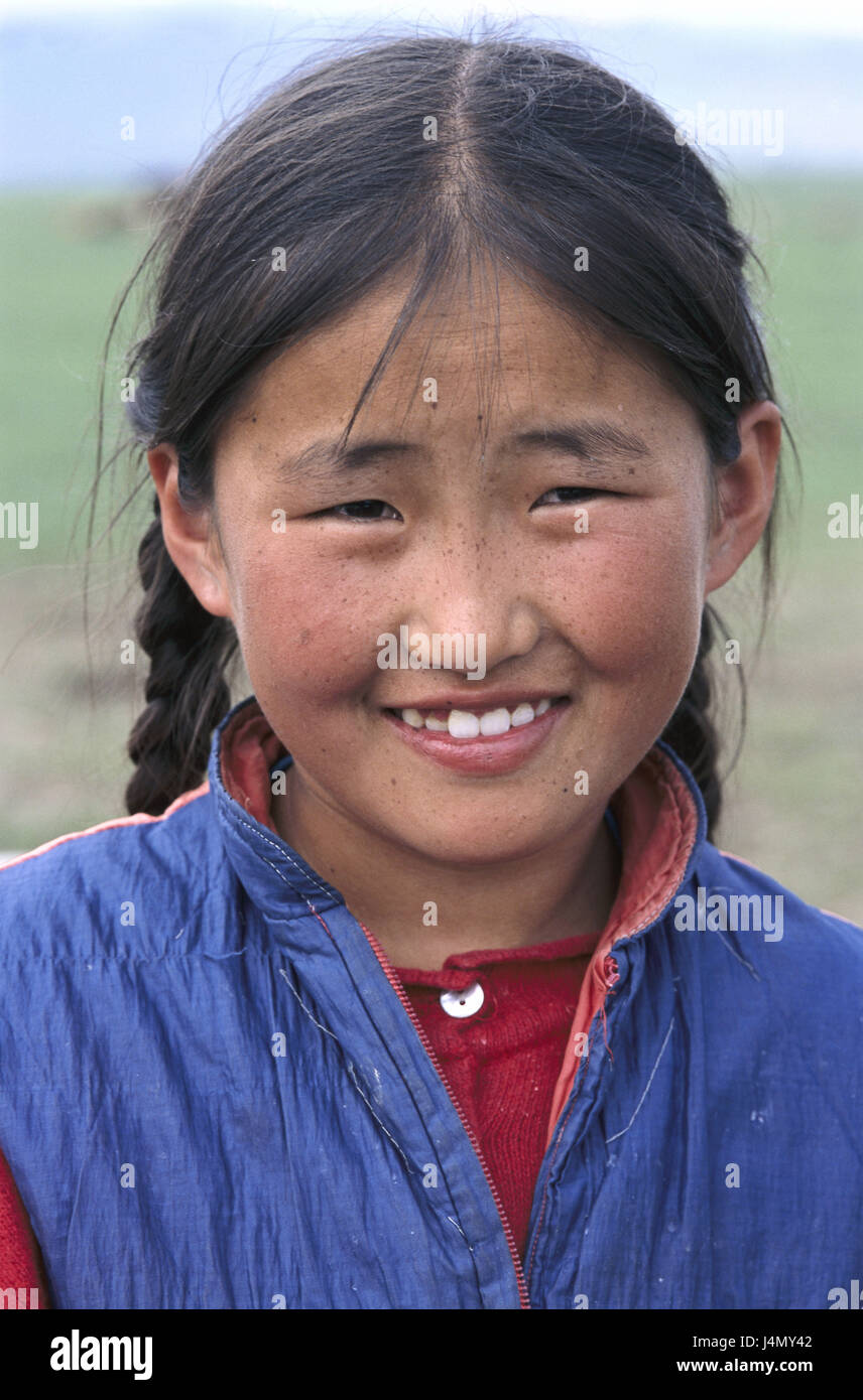 Mongolei, Provinz Övörhangay, Mädchen, lachen, Portrait keine Modellfreigabe Zentralasien, Kind, 10-15 Jahre, einheimische, Mongolen, Rückfahrkamera, Sommersprossen, dunkelhaarige, Zöpfen, glücklich, Natürlichkeit, draußen Stockfoto