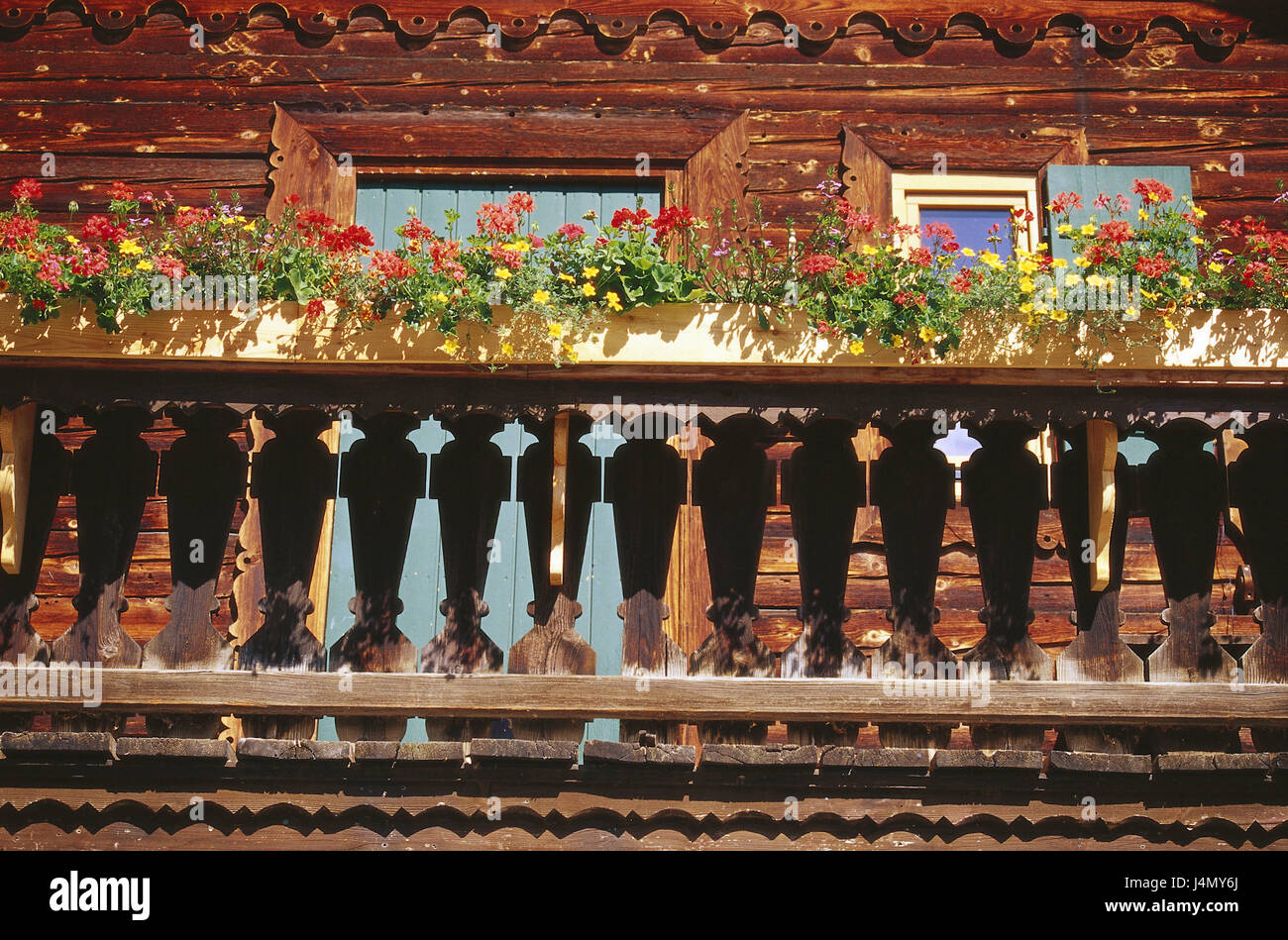 Holzhaus balkon blumen -Fotos und -Bildmaterial in hoher Auflösung – Alamy