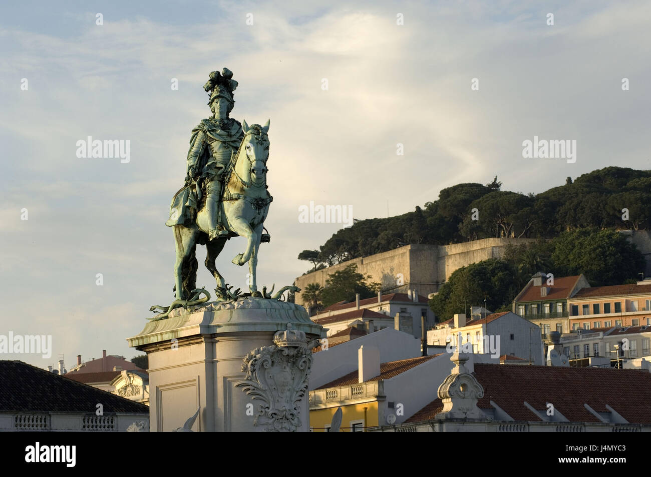 Praca Th Commercio, Reiten Statue König José i., Castelo Sao Jorge, Baixa, Untertown, Lissabon, Portugal, Stockfoto