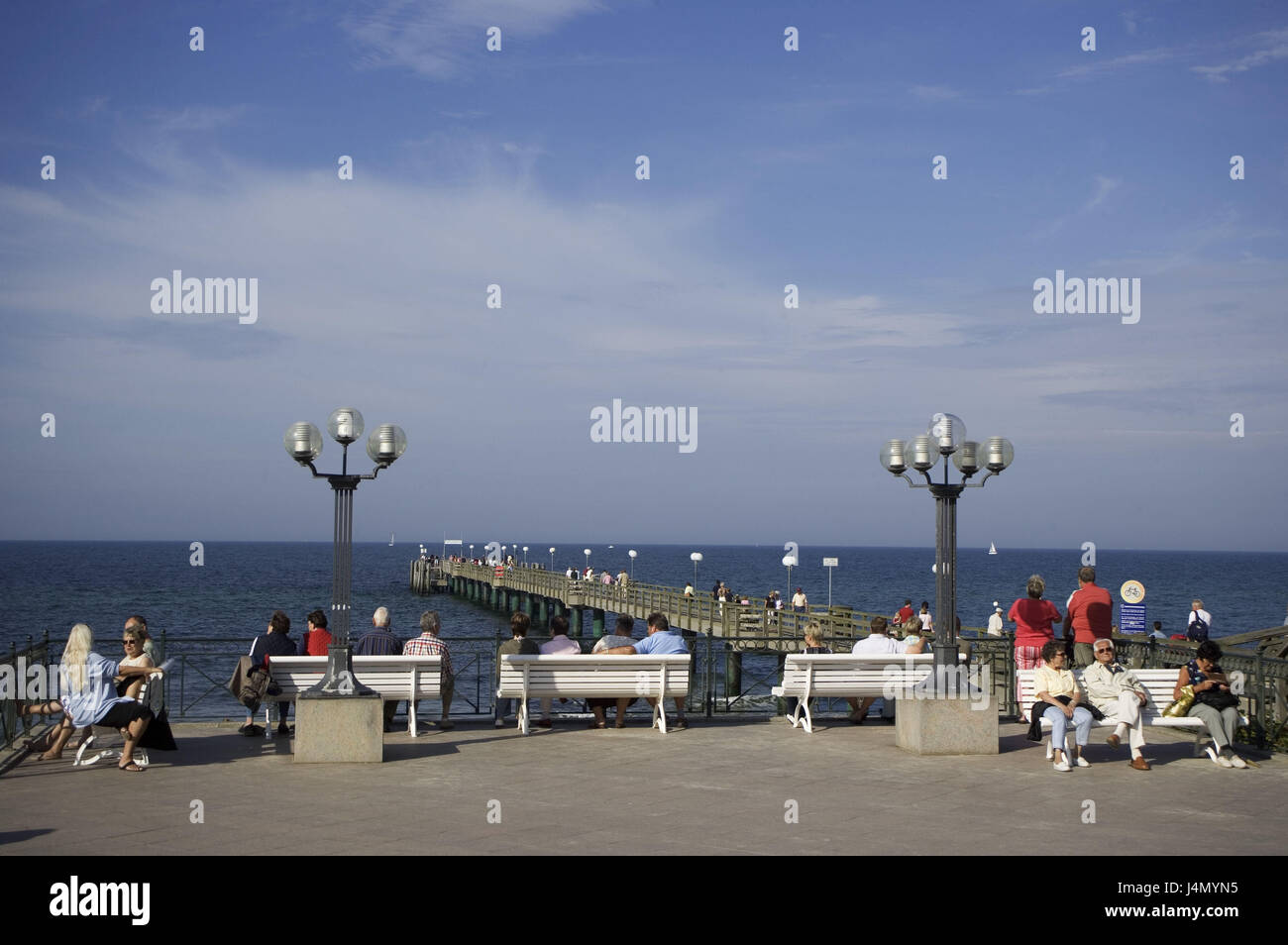 Deutschland, Mecklenburg-Vorpommern, Kühlung, Frühling, Promenade, Seebrücke, Tourist, Stockfoto