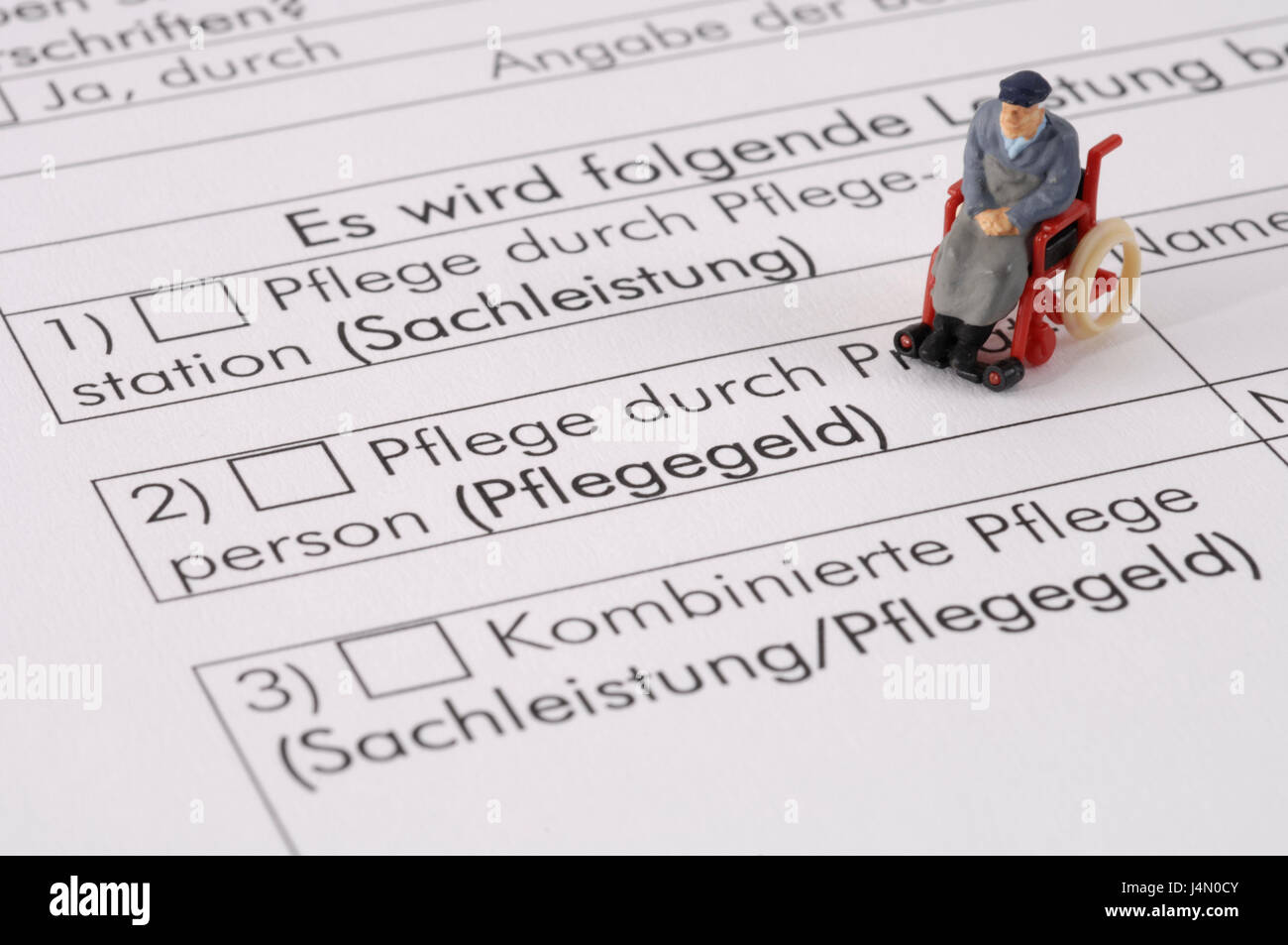 Form, Krankenpflege, Pflegeversicherung, Charakter, Chef, ungültig Rollstuhl, Symbol, Pflege-Bedürftige, alte, Pflegeheim, Pflege, behindert, zu Fuß-behindert, alte Person, gebrechlich, ungültig Rollstuhl-Fahrer, Pension Abonnenten, Rentner, vorgedrucktes Formular, Anwendung, Pflege Geld, Modellcharakter, Stockfoto