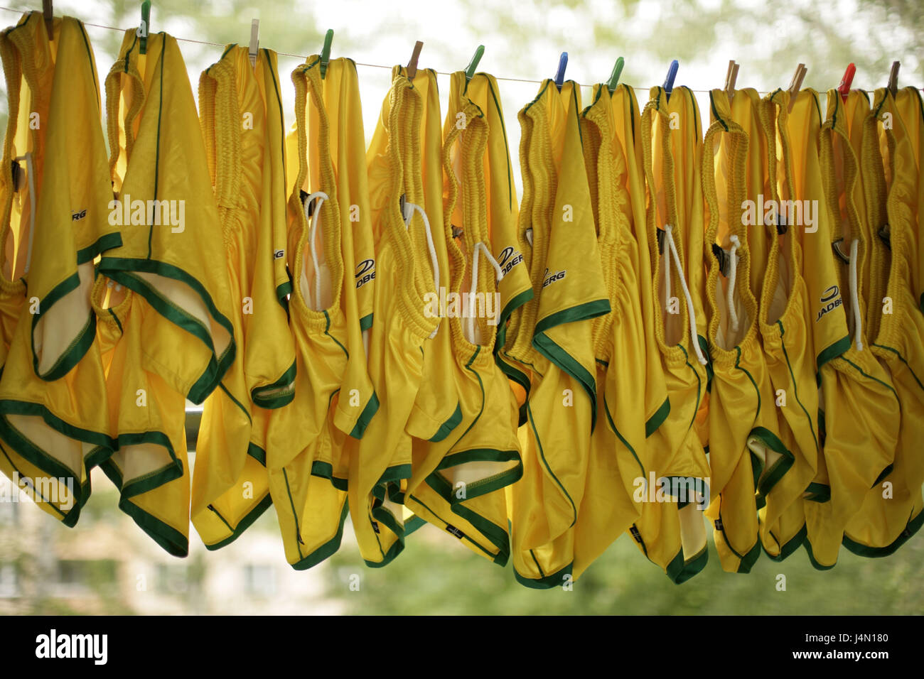 Wäscheleine, Fußballshorts, hängen, Sport, Kit, grün, gelb, Fußball, Freizeit, nass, Reinigung, Sauberkeit, Seil, trocken, gewaschenen, Waschtag, Fußball-Nationalmannschaft, Outfit, Shorts, Hosen, Sportbekleidung, Stockfoto