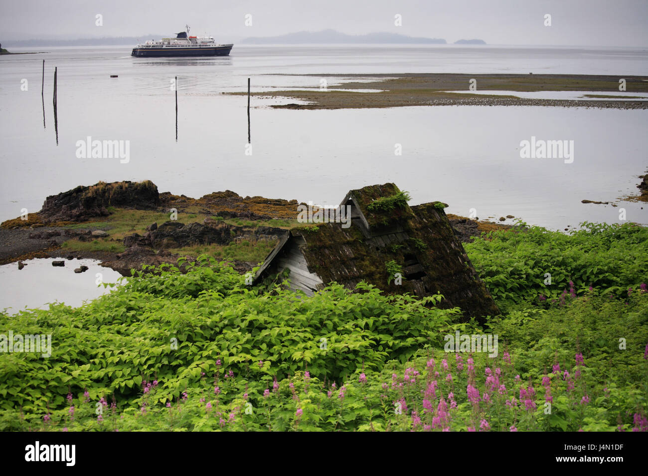 Die USA, Alaska, Frederick Sound, Kupreanof Island, Kake, Küste, Stahlwerke, Fähre, Meer, Stockfoto