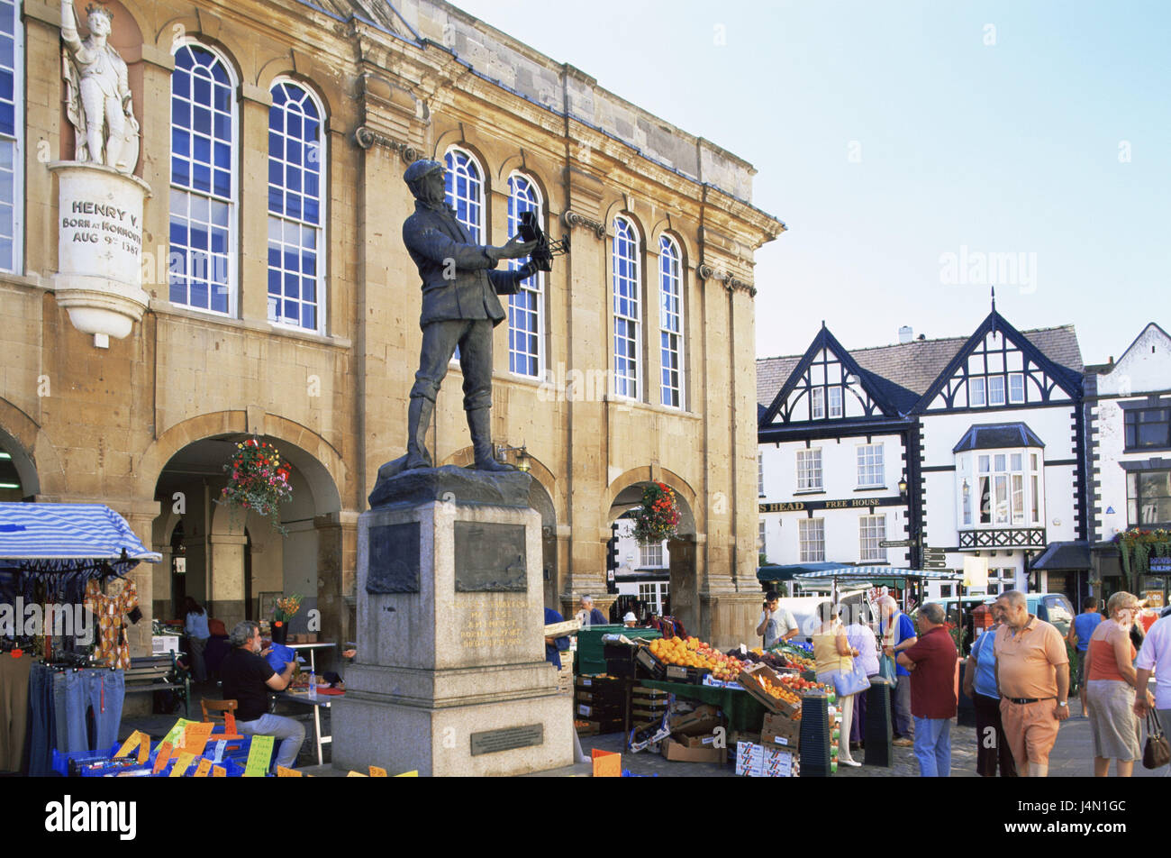 Großbritannien, Wales, Monmouthshire, Monmouth, Marktplatz, Wochenmarkt, Häuser, Gebäude, Standbild, Statue, Markt, Marktstände, Vertrieb, Essen, Wirtschaft, Handel, Ziel, Tourismus, Tourist, Ort von Interesse, Stockfoto