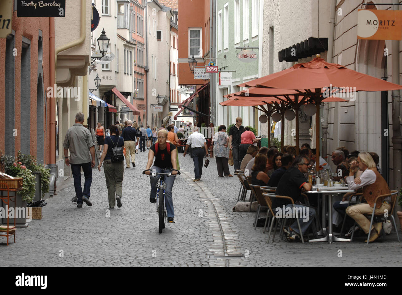 Deutschland Bayern Regensburg Innenstadt Fussgangerzone Passanten Strassencafe Gaste Oberpfalz Stadt Kreisstadt Lane Zentrum Geschafte Gastronomie Bar Cafe Draussen Tische Stuhle Urbanen Leben Menschen Einkaufen Ansprechpartner