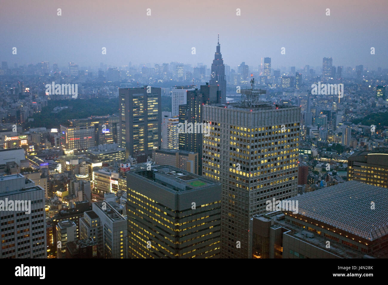 Japan, Tokio, Shinjuku District, West Side, Straßenszene, Dämmerung, Stockfoto