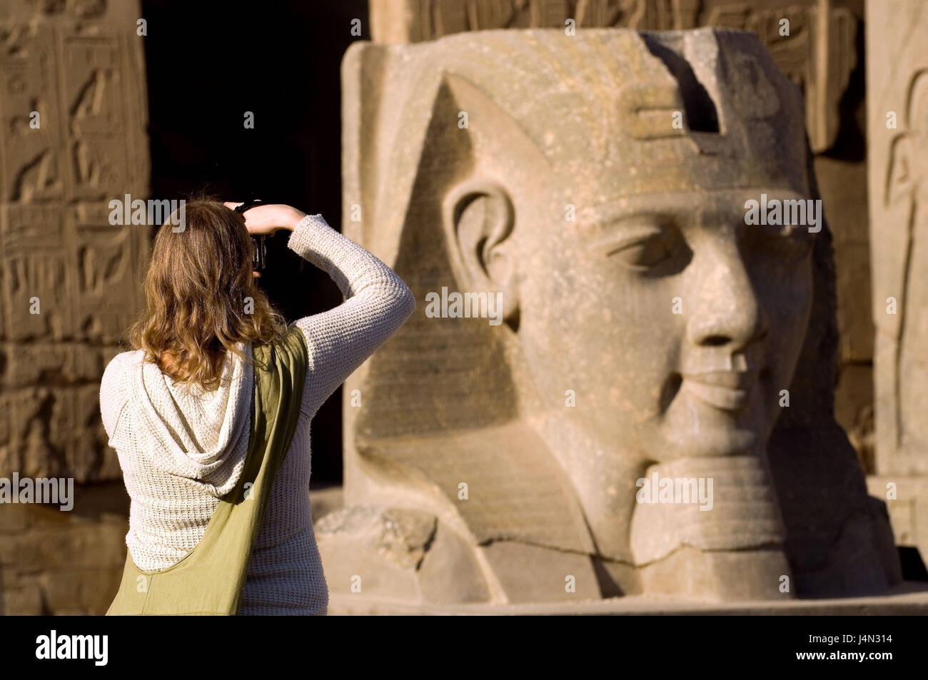 Ägypten, Nil, Luxor, Luxor Taltempel, Büste, Ramses II., Frau, nehmen Sie ein Foto, Rückansicht, Stockfoto